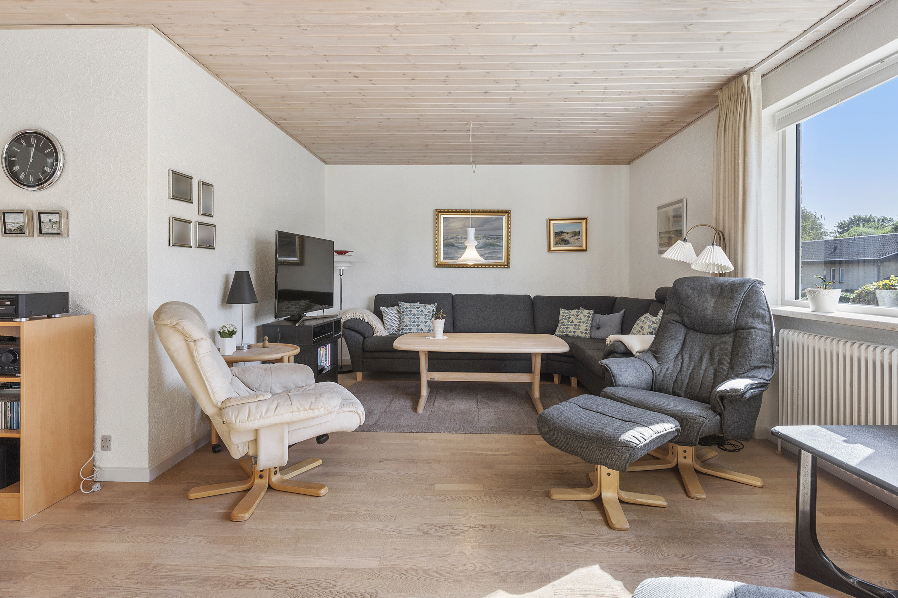 Fremhævet stue billede i fuldskærmstilstand. Billede af Søndermarken 3, 9760 Vrå