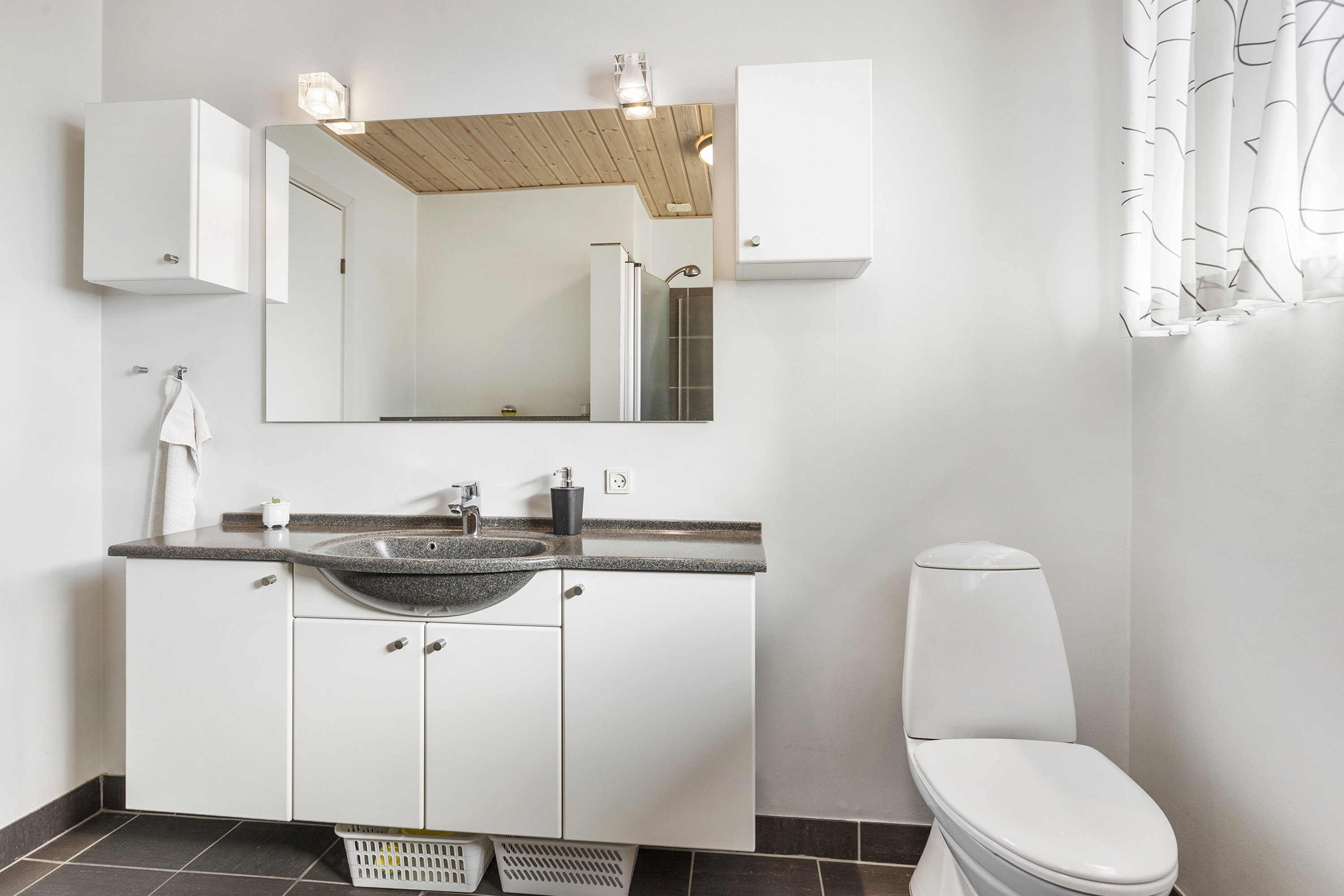 Fremhævet badeværelse billede i fuldskærmstilstand. Billede af Søndermarken 3, 9760 Vrå