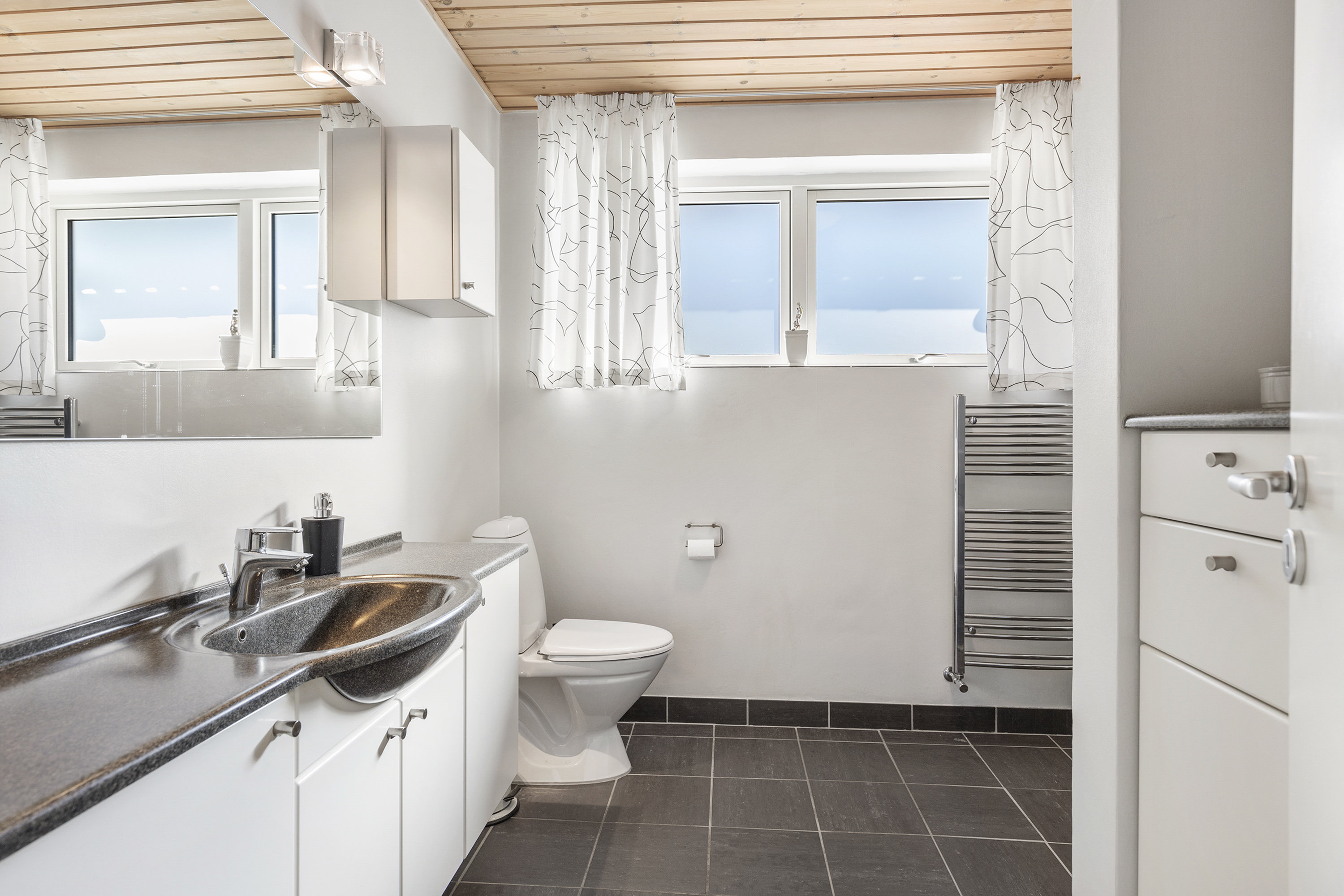 Fremhævet badeværelse billede i fuldskærmstilstand. Billede af Søndermarken 3, 9760 Vrå