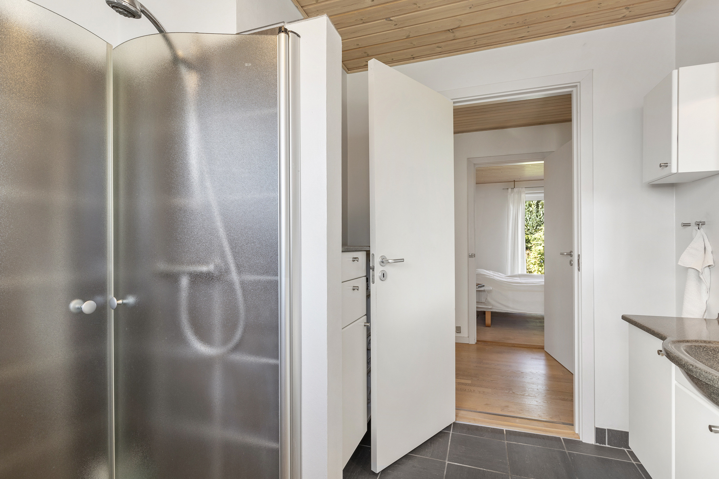 Fremhævet badeværelse billede i fuldskærmstilstand. Billede af Søndermarken 3, 9760 Vrå