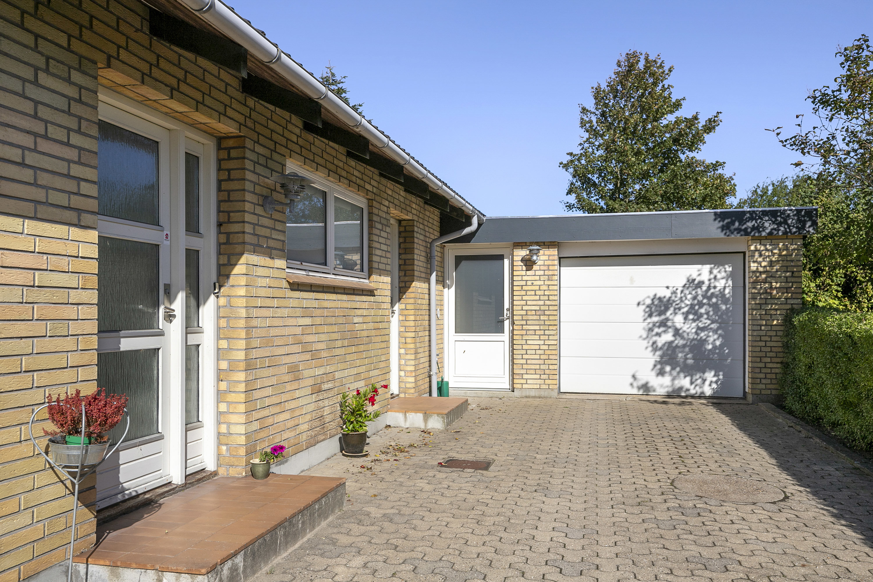 Fremhævet facade billede i fuldskærmstilstand. Billede af Søndermarken 3, 9760 Vrå