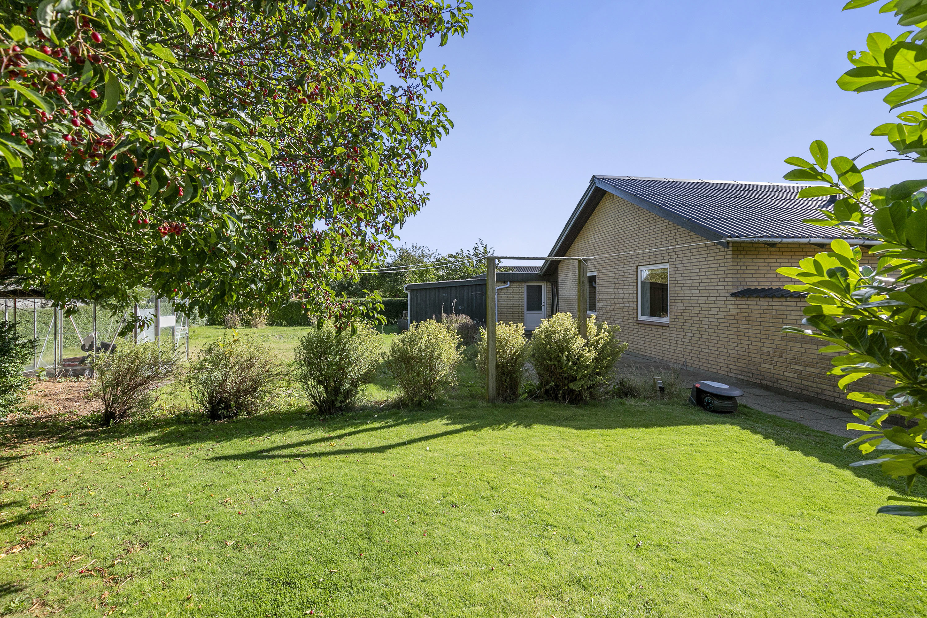 Fremhævet have billede i fuldskærmstilstand. Billede af Søndermarken 3, 9760 Vrå