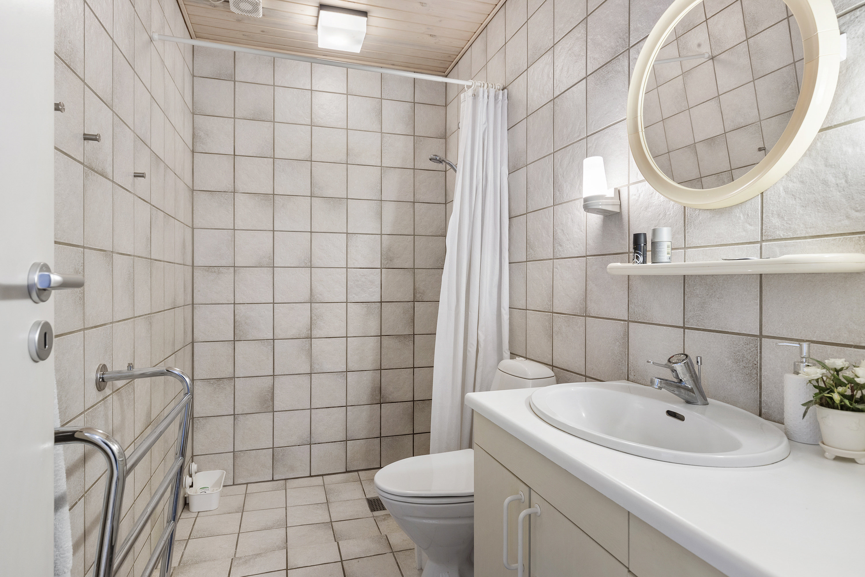 Fremhævet badeværelse billede i fuldskærmstilstand. Billede af Søndermarken 3, 9760 Vrå