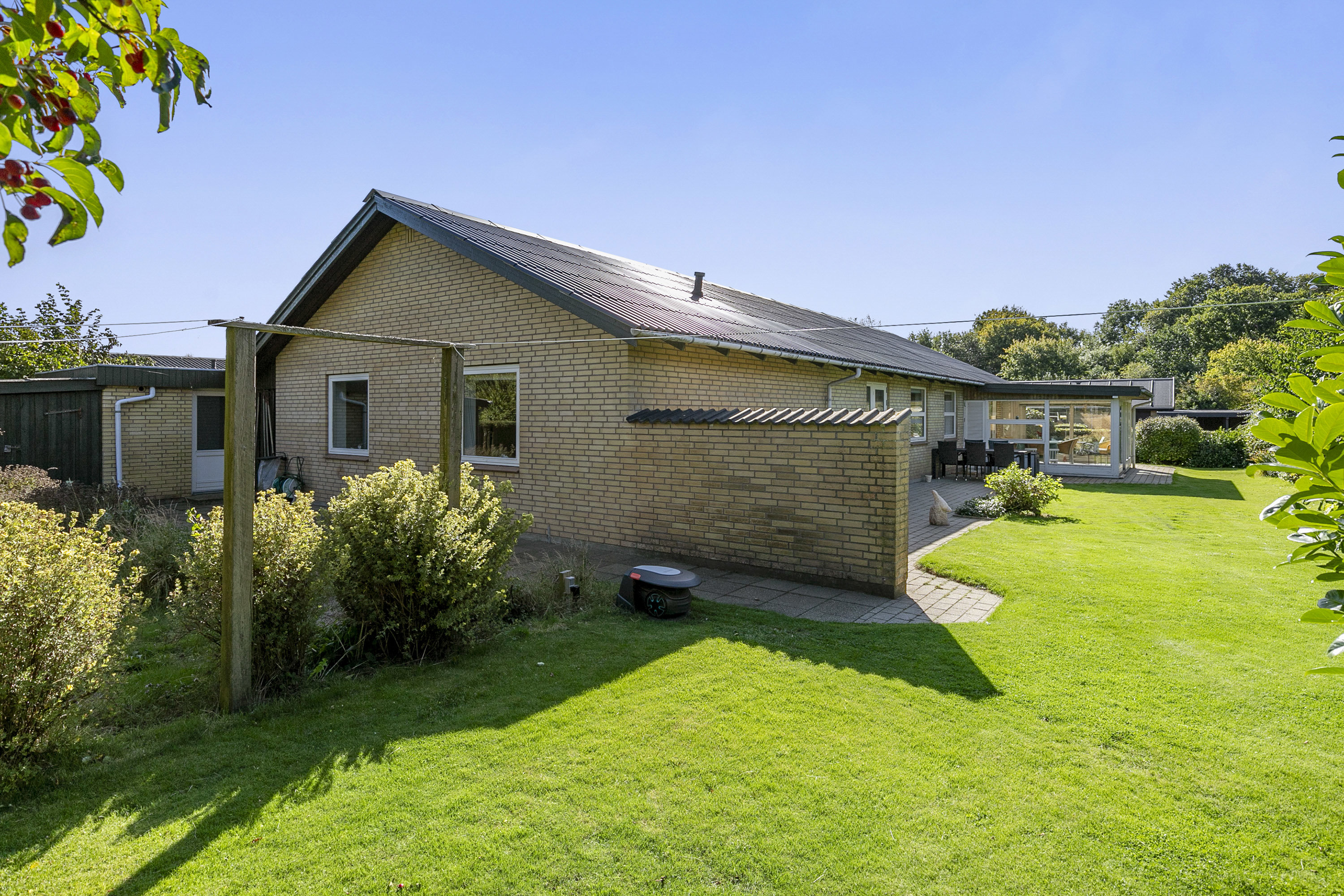 Fremhævet facade billede i fuldskærmstilstand. Billede af Søndermarken 3, 9760 Vrå