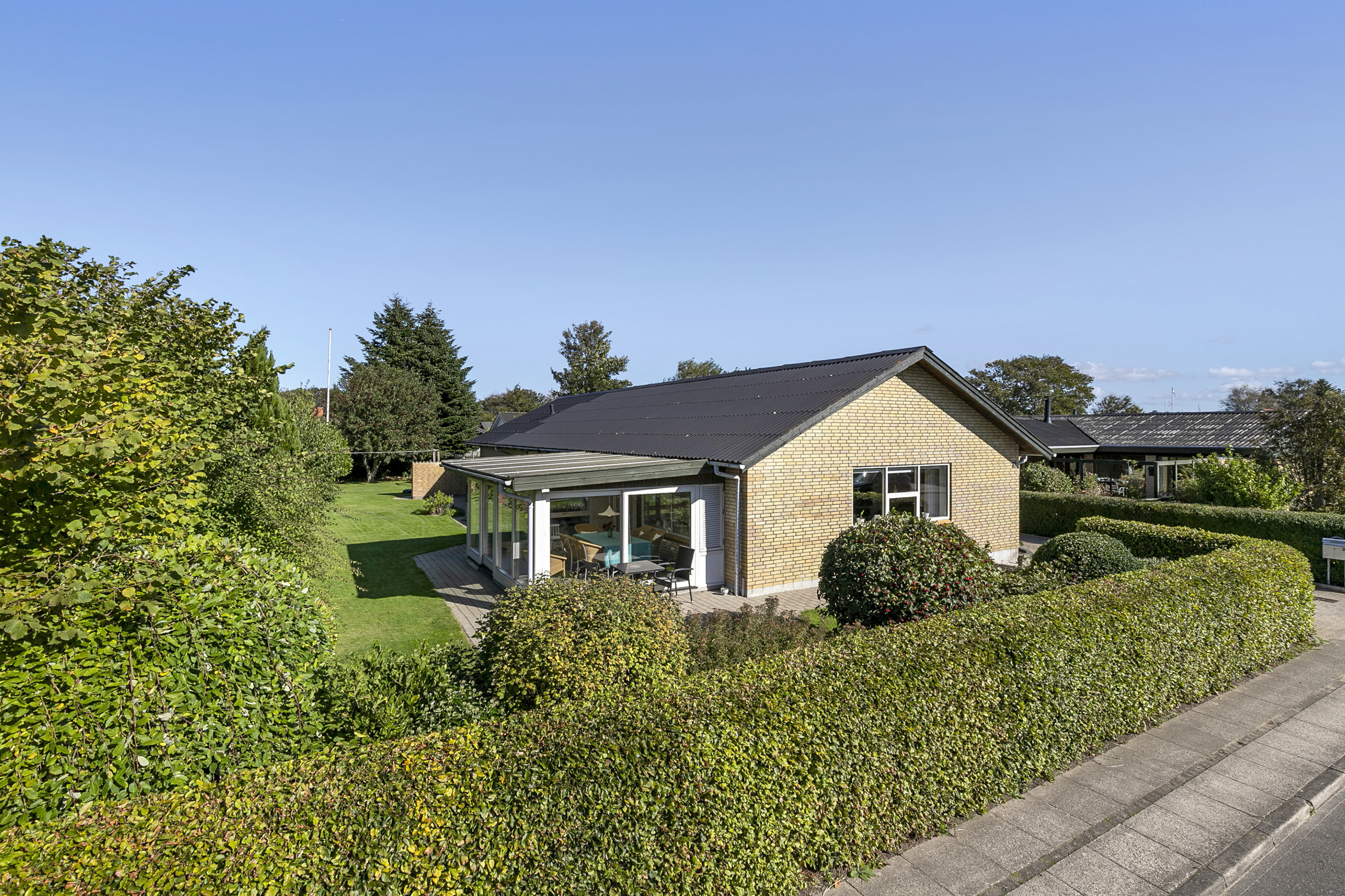 Fremhævet facade billede i fuldskærmstilstand. Billede af Søndermarken 3, 9760 Vrå