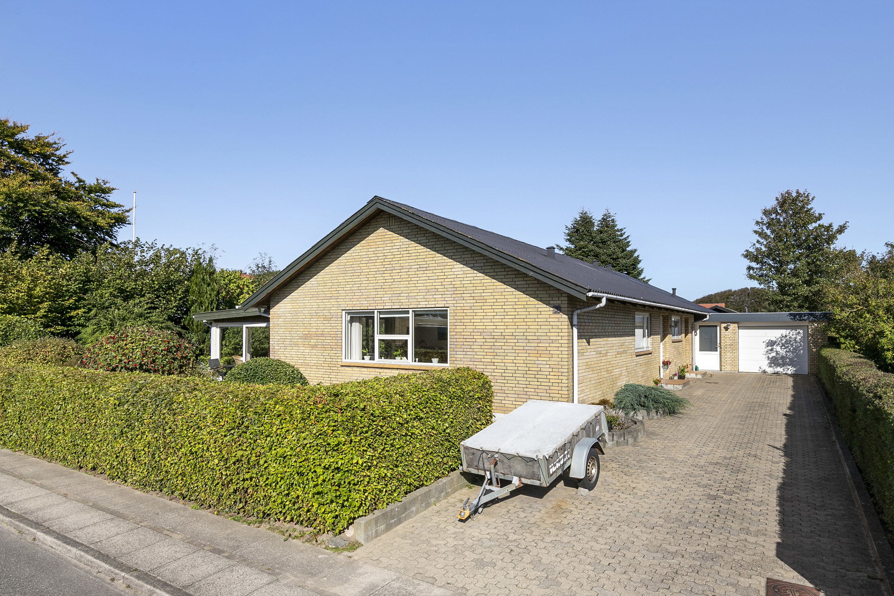 Fremhævet facade billede i fuldskærmstilstand. Billede af Søndermarken 3, 9760 Vrå