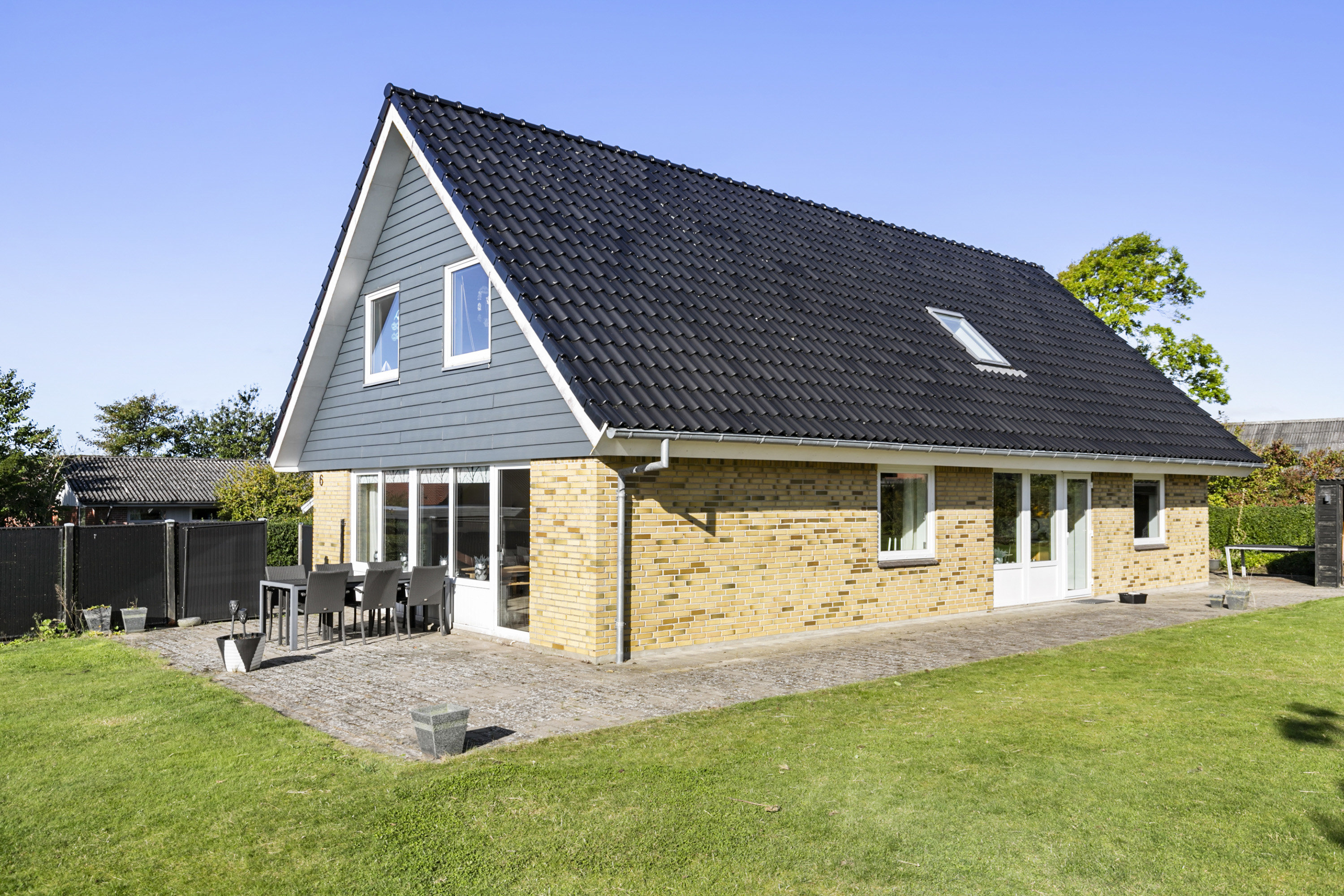 Fremhævet facade billede i fuldskærmstilstand. Billede af Jørgen Terkelsens V 6, 9760 Vrå