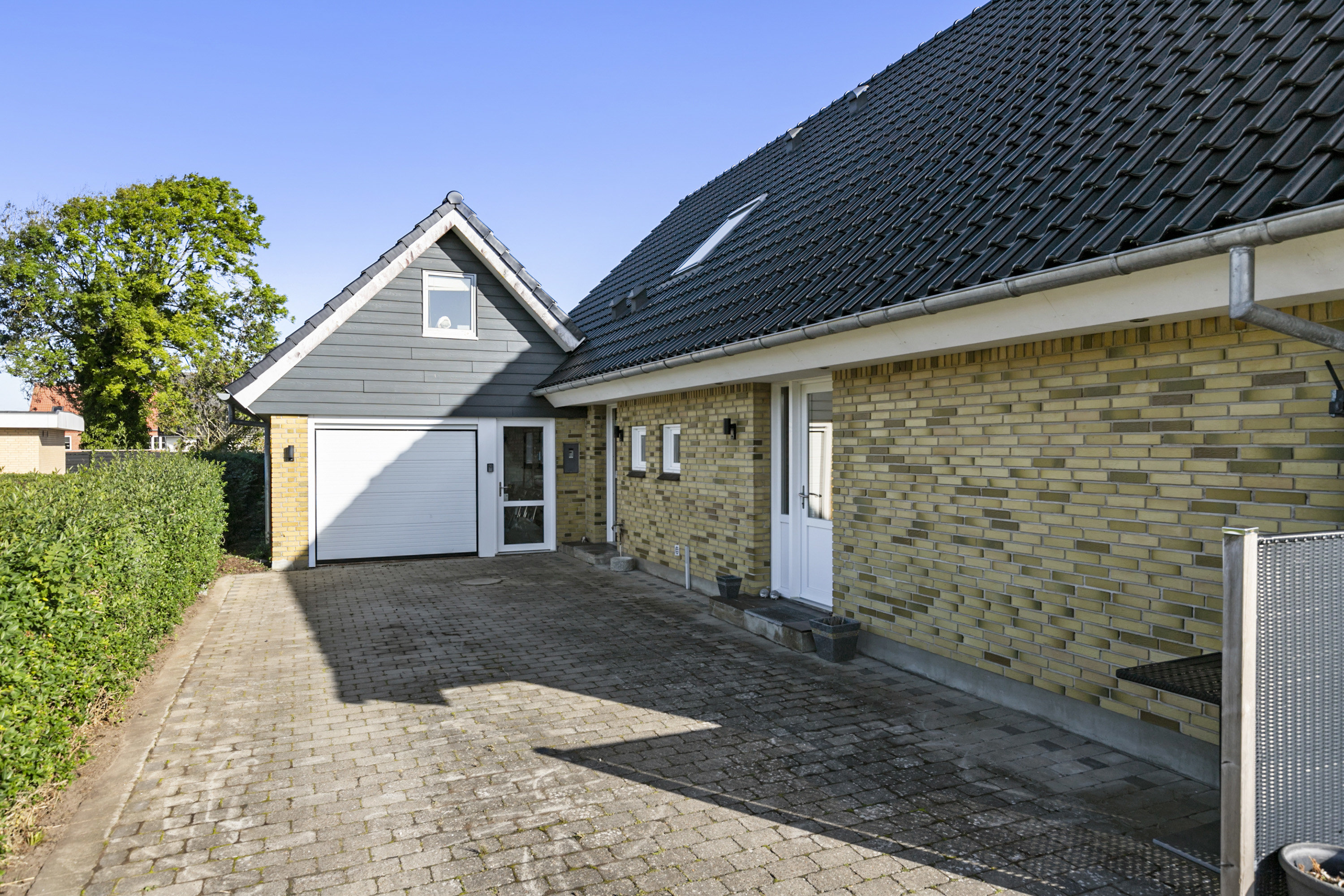 Fremhævet facade billede i fuldskærmstilstand. Billede af Jørgen Terkelsens V 6, 9760 Vrå