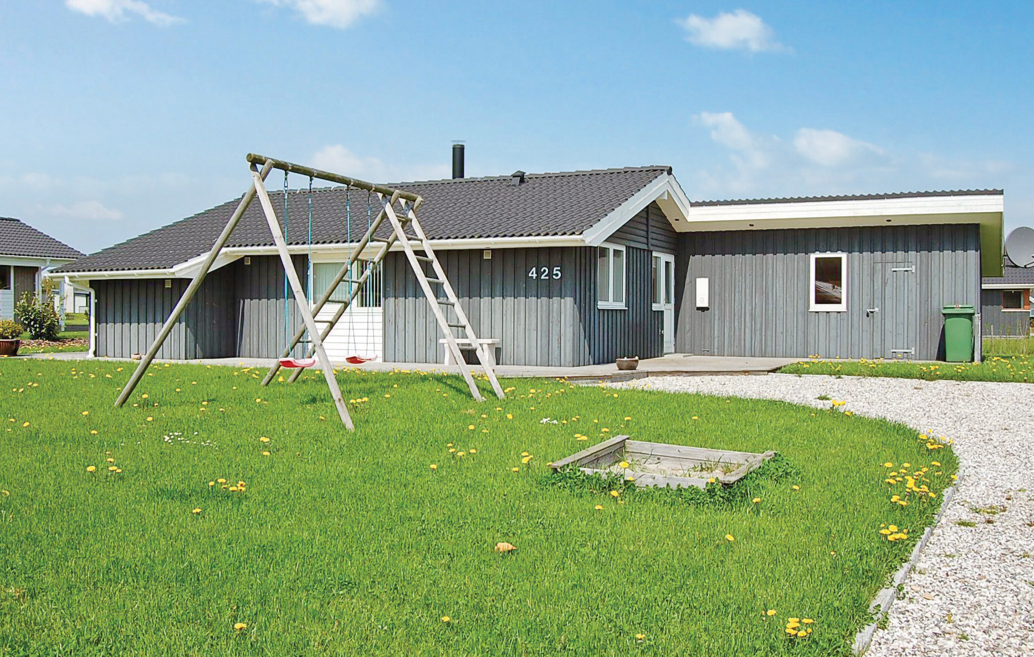 Miniaturebillede 1: . Billede af Pøt Strandby 425, Østrup, 7130 Juelsminde