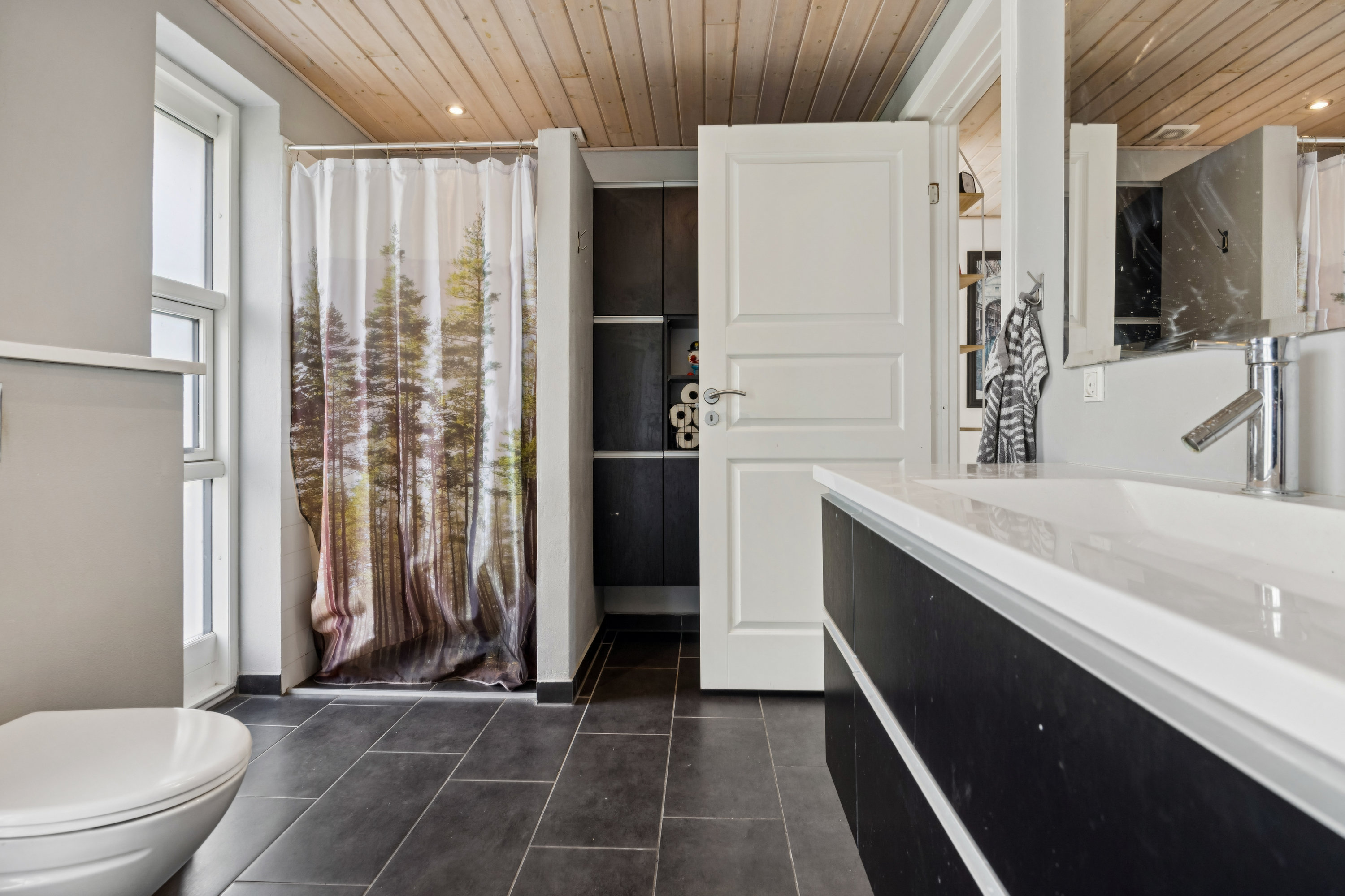 Fremhævet badeværelse billede i fuldskærmstilstand. Billede af Horsens Kirkevej 23B, Langholt, 9310 Vodskov