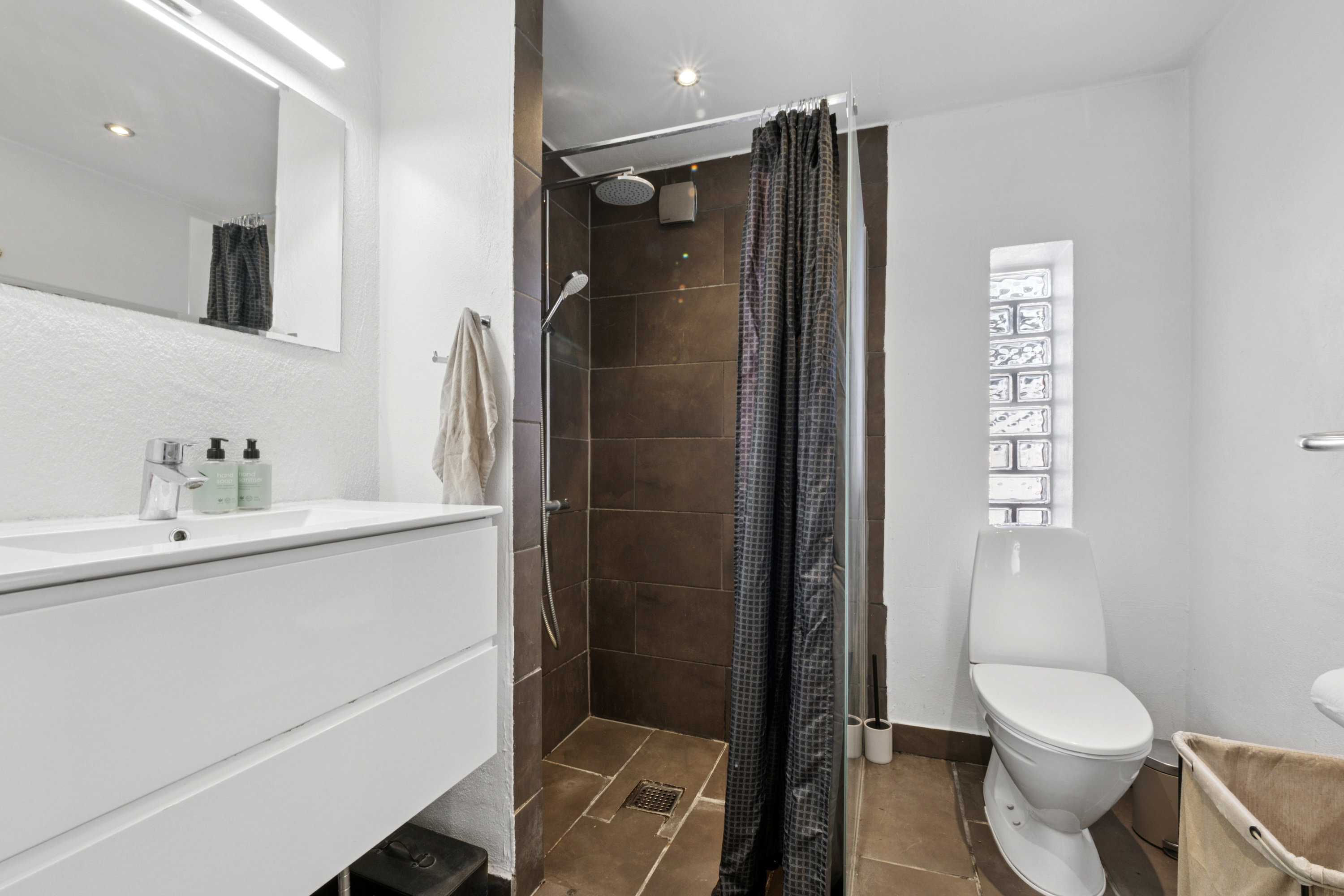 Fremhævet badeværelse billede i fuldskærmstilstand. Billede af Smedevænget 2, Vorning, 8830 Tjele