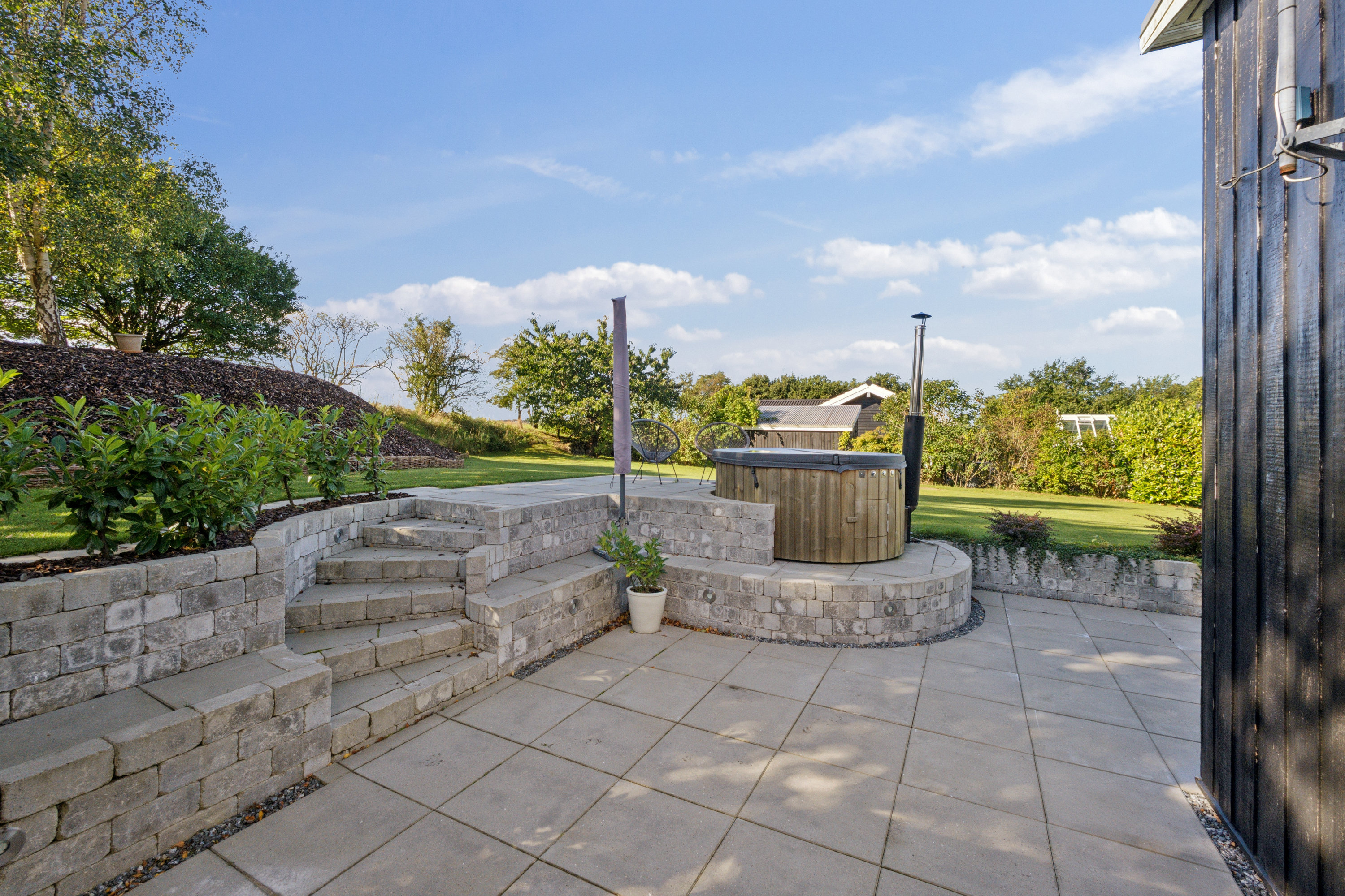 Fremhævet terrasse billede i fuldskærmstilstand. Billede af Svanevej 48, Hjarbæk, 8831 Løgstrup