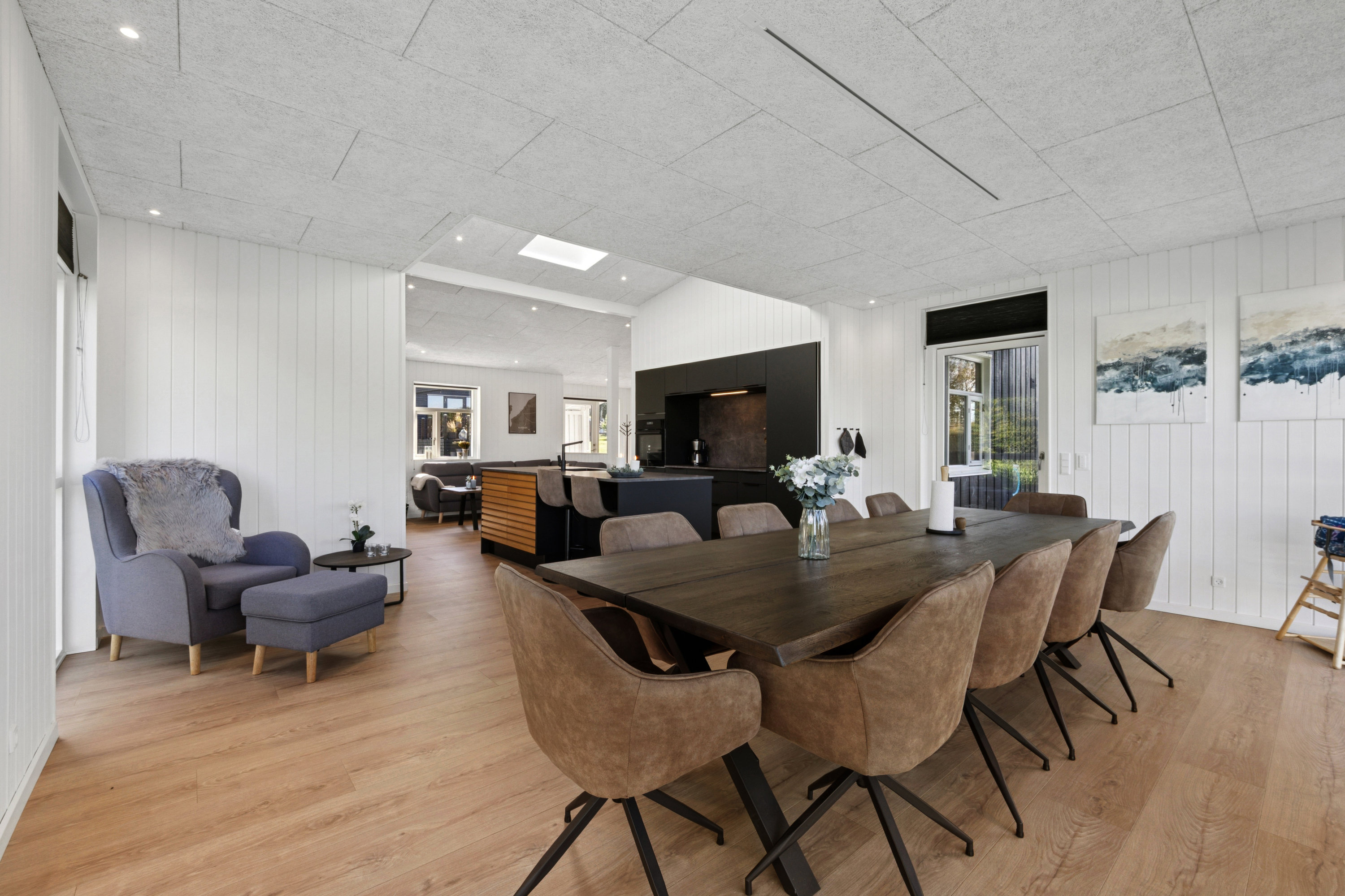 Fremhævet stue billede i fuldskærmstilstand. Billede af Svanevej 48, Hjarbæk, 8831 Løgstrup