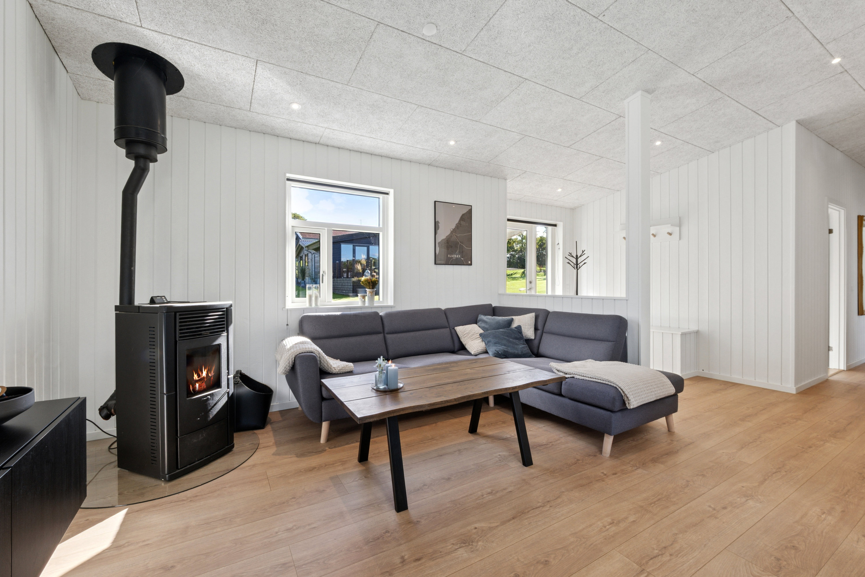 Fremhævet stue billede i fuldskærmstilstand. Billede af Svanevej 48, Hjarbæk, 8831 Løgstrup