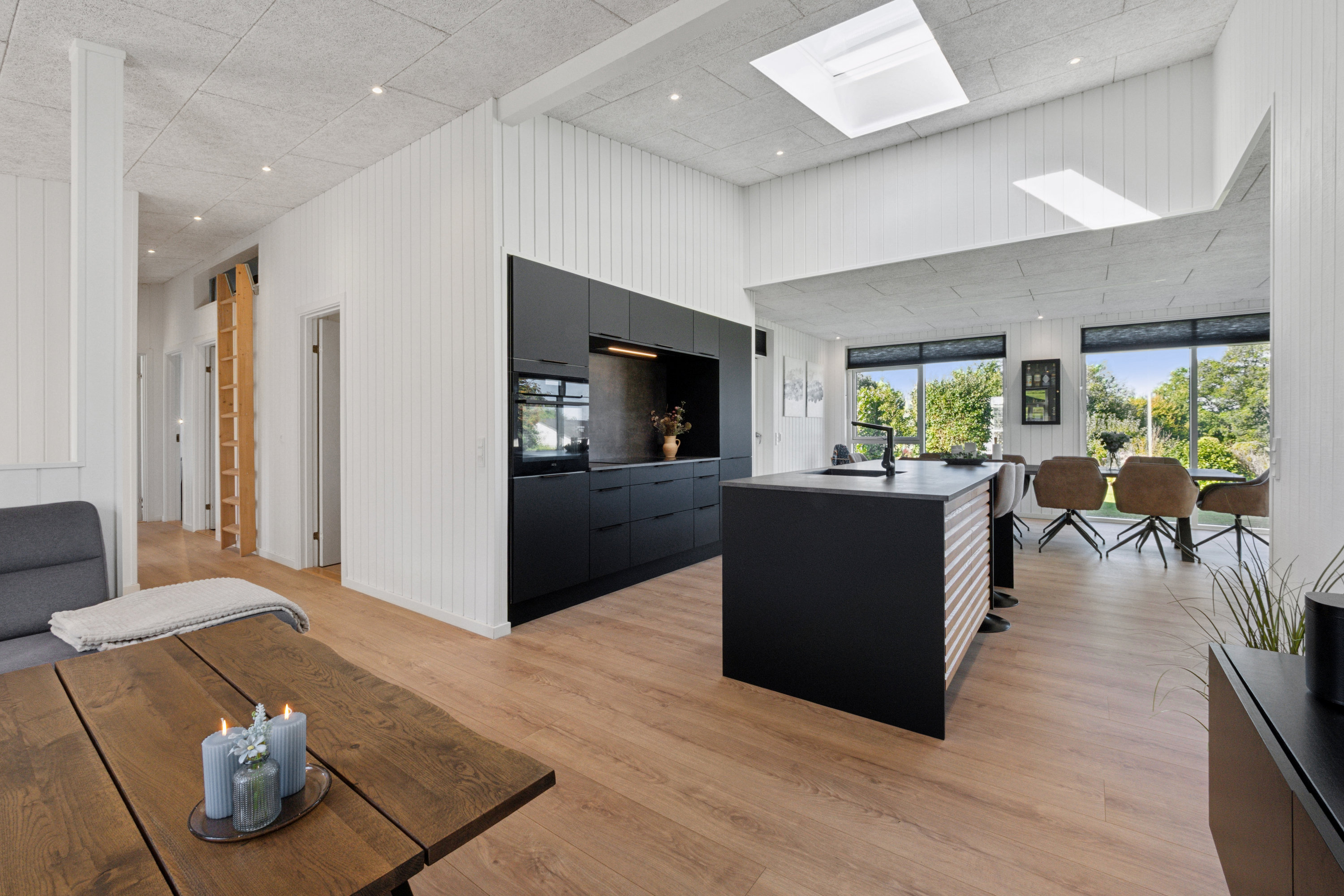 Fremhævet stue billede i fuldskærmstilstand. Billede af Svanevej 48, Hjarbæk, 8831 Løgstrup