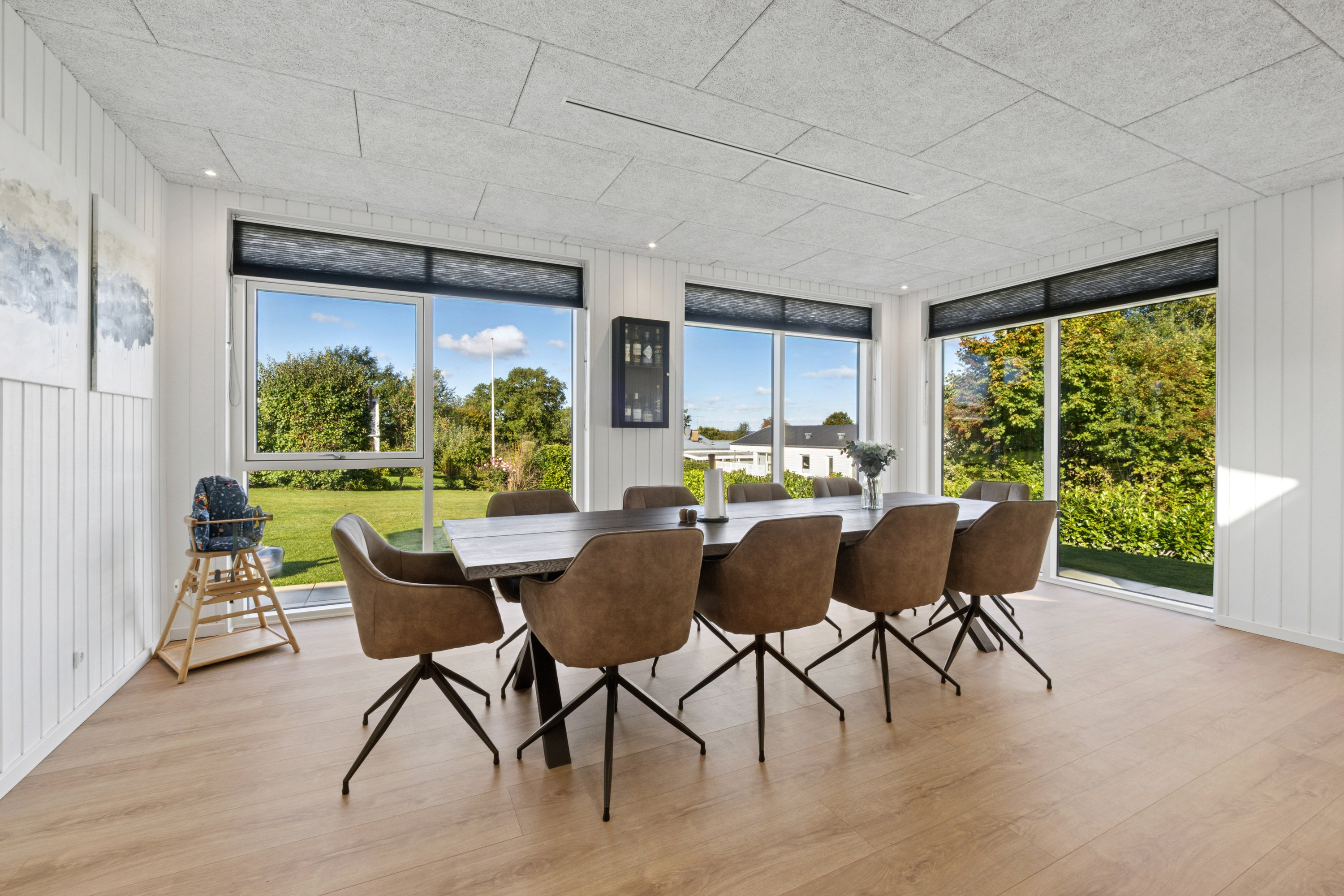 Fremhævet stue billede i fuldskærmstilstand. Billede af Svanevej 48, Hjarbæk, 8831 Løgstrup