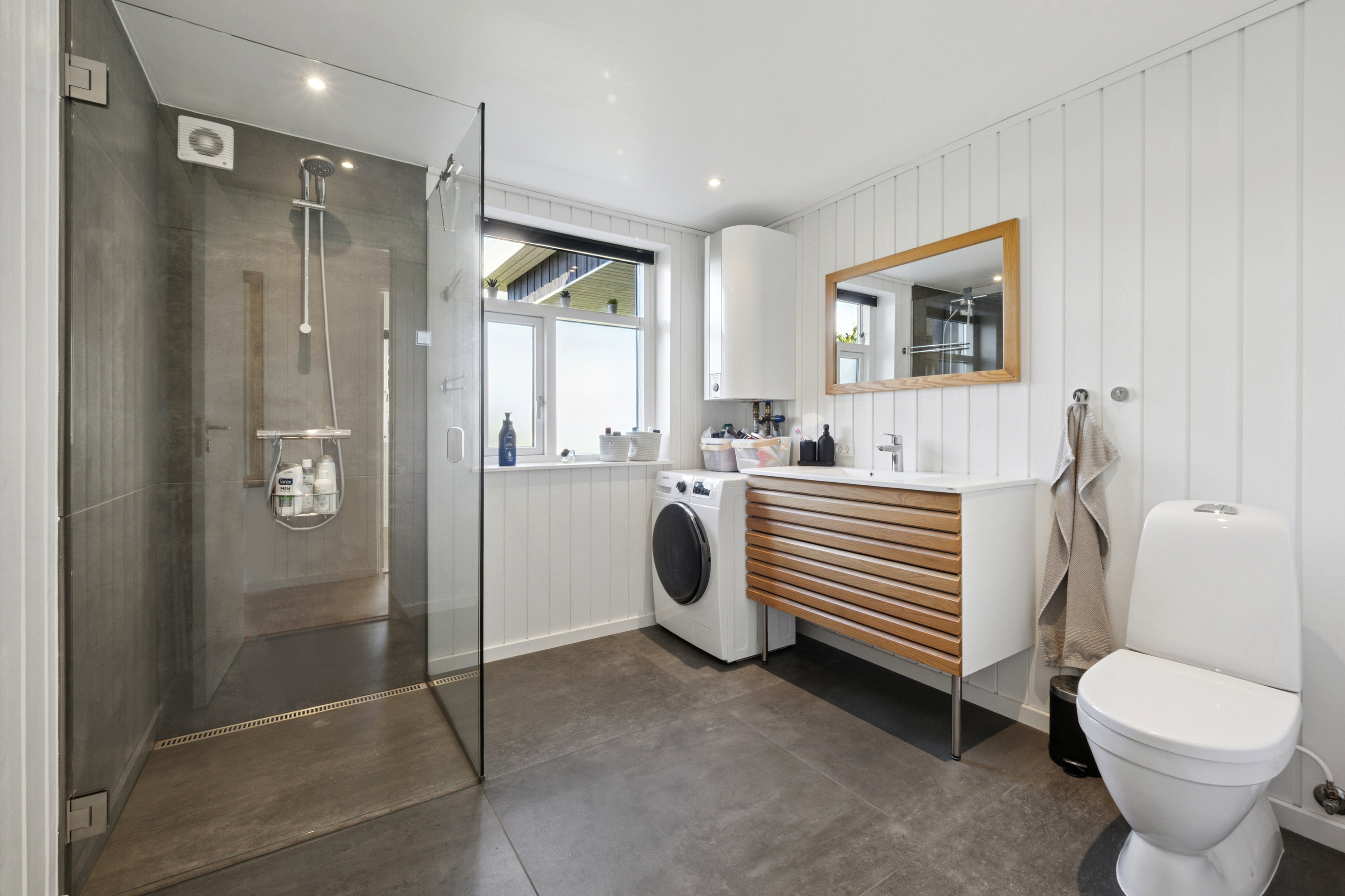 Fremhævet badeværelse billede i fuldskærmstilstand. Billede af Svanevej 48, Hjarbæk, 8831 Løgstrup