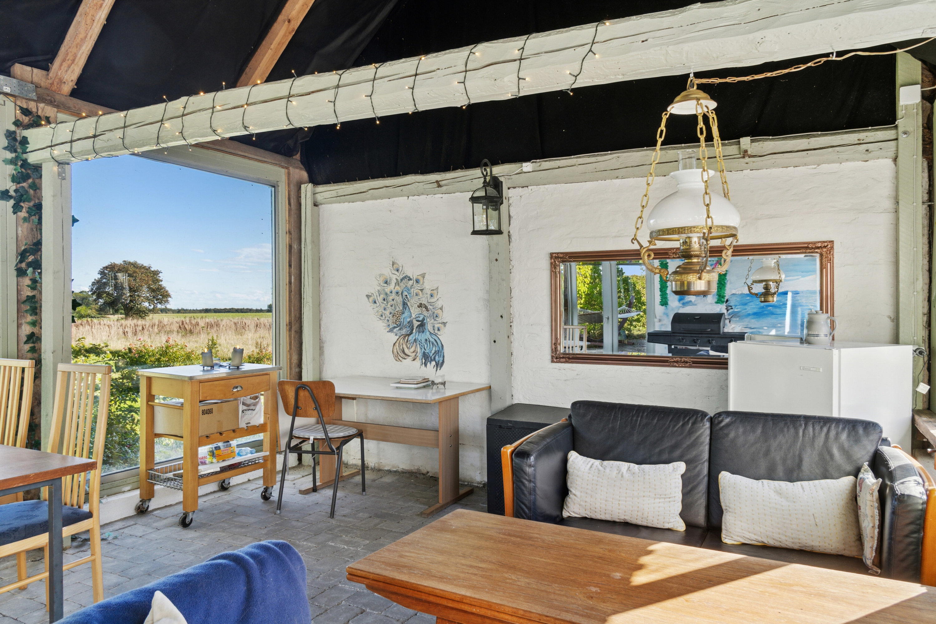 Fremhævet stue billede i fuldskærmstilstand. Billede af Skimlevejen 1, Bodilsker, 3730 Nexø