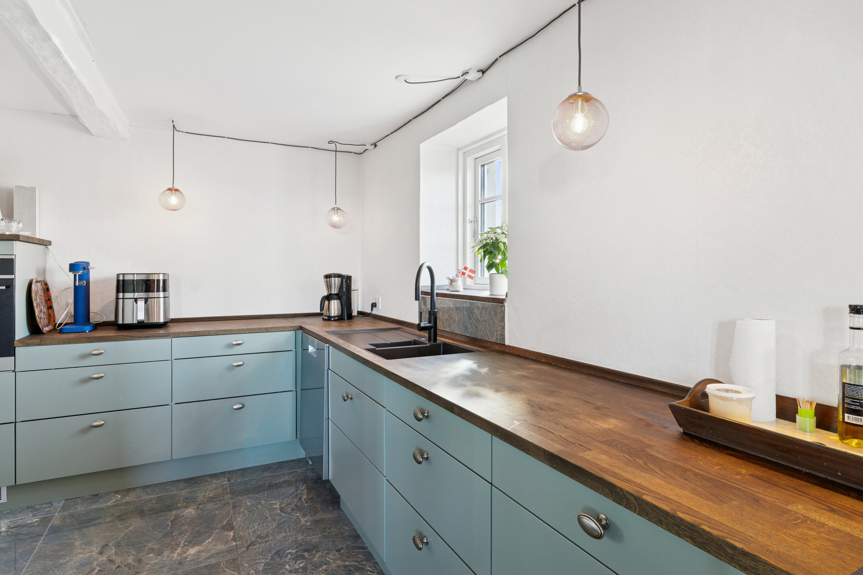 Fremhævet køkken billede i fuldskærmstilstand. Billede af Skimlevejen 1, Bodilsker, 3730 Nexø