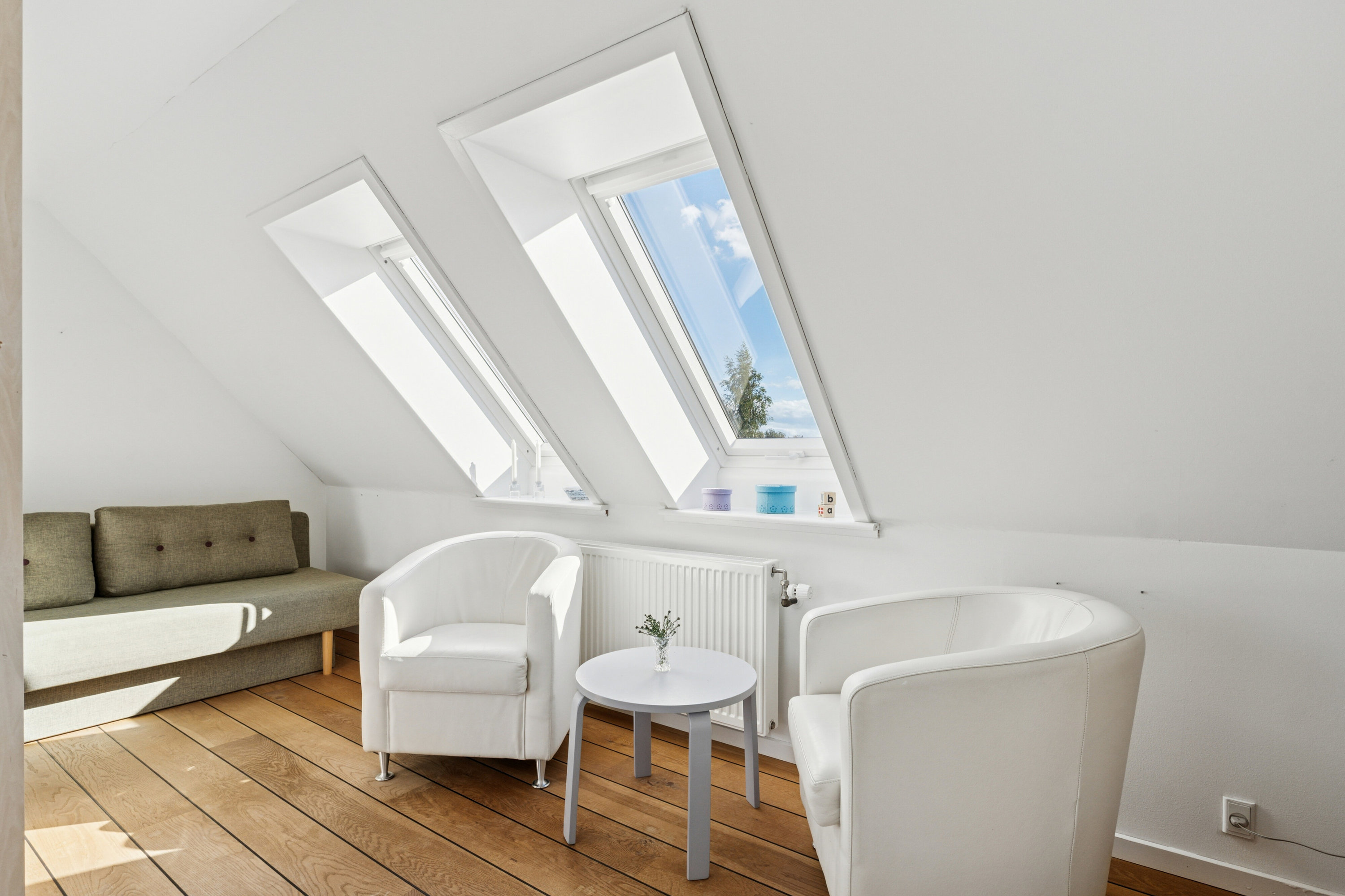 Fremhævet stue billede i fuldskærmstilstand. Billede af Skimlevejen 1, Bodilsker, 3730 Nexø