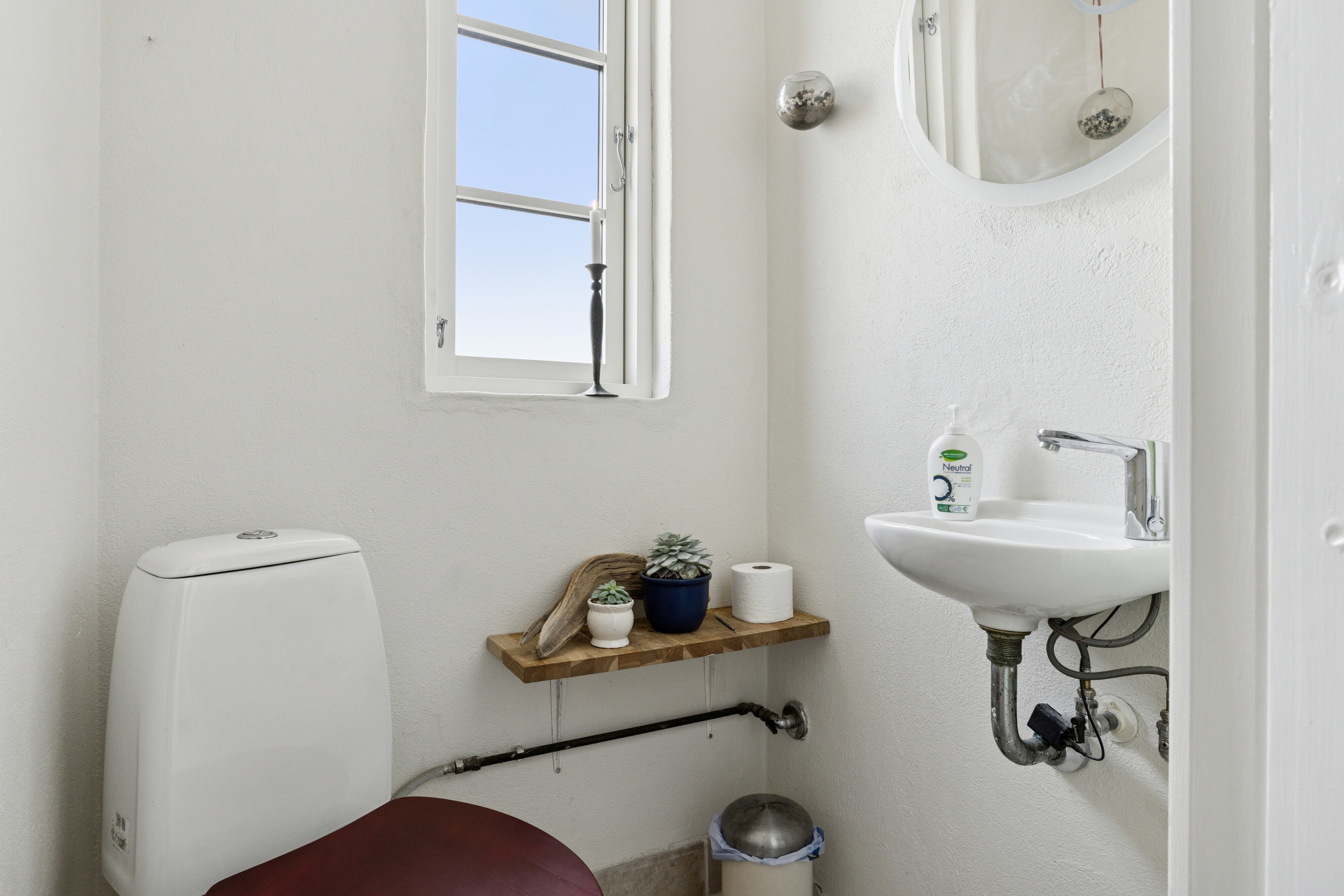 Fremhævet toilet billede i fuldskærmstilstand. Billede af Skimlevejen 1, Bodilsker, 3730 Nexø