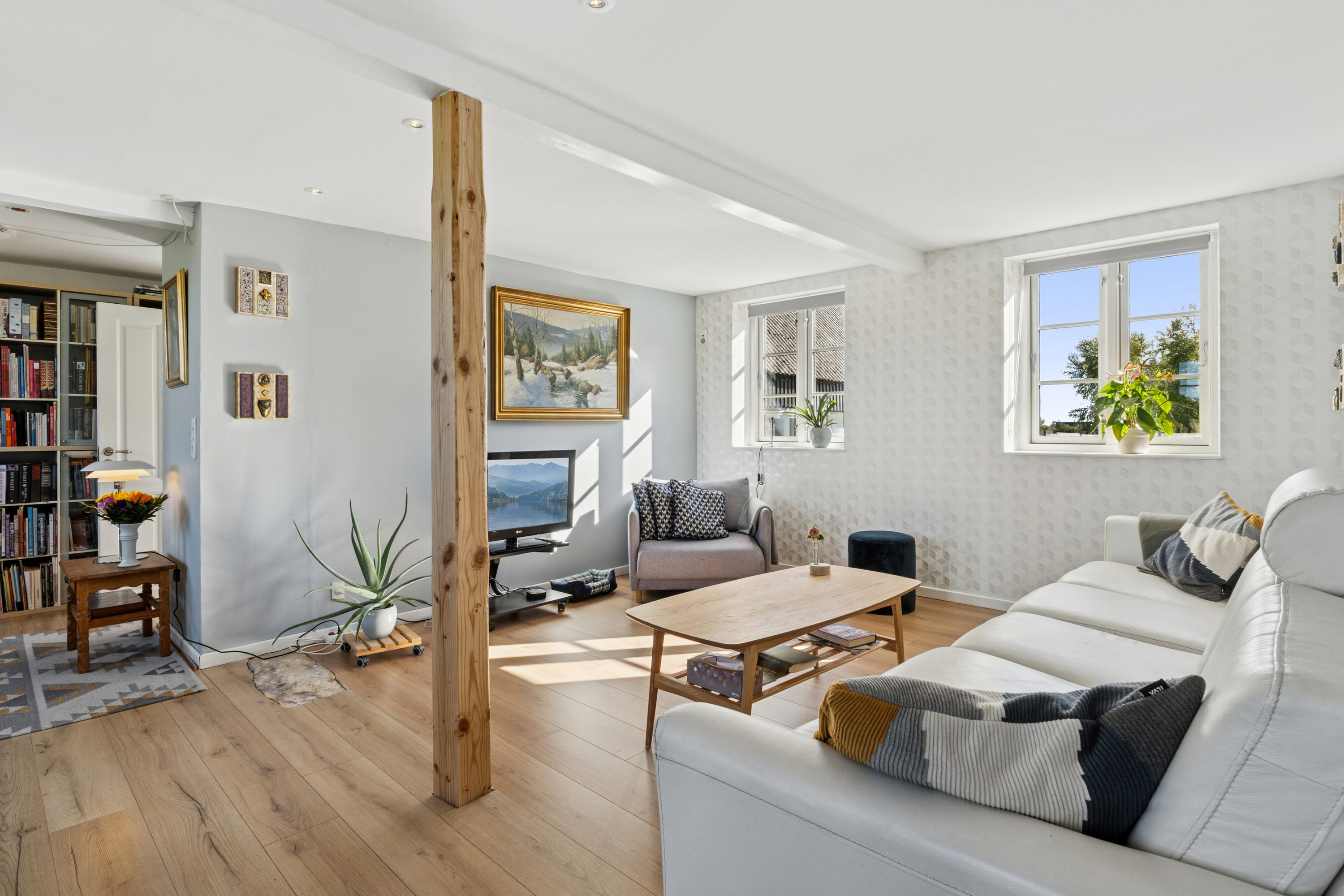 Fremhævet stue billede i fuldskærmstilstand. Billede af Skimlevejen 1, Bodilsker, 3730 Nexø