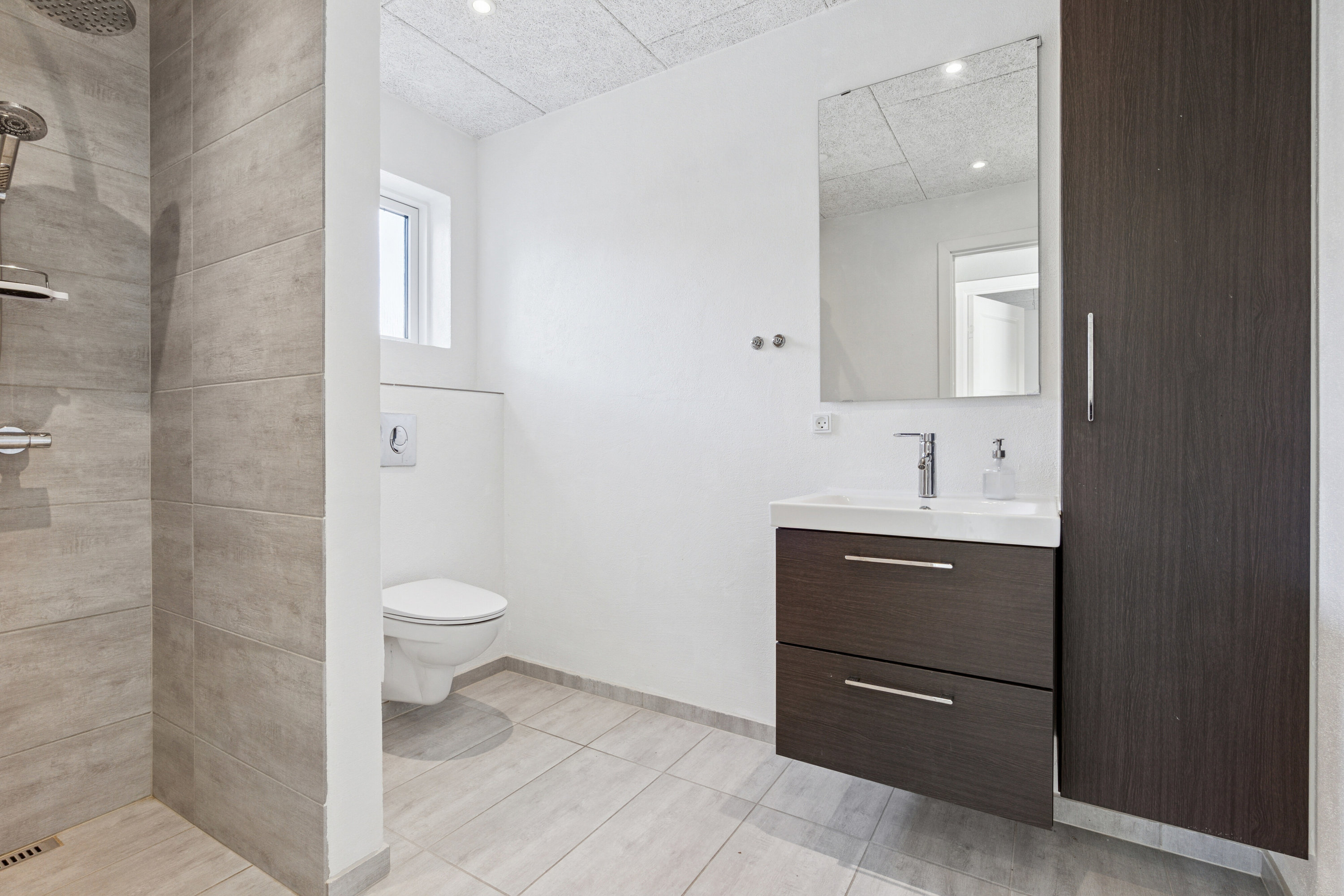 Fremhævet badeværelse billede i fuldskærmstilstand. Billede af Kræn Tækkers Vej 9, Klitmøller, 7700 Thisted