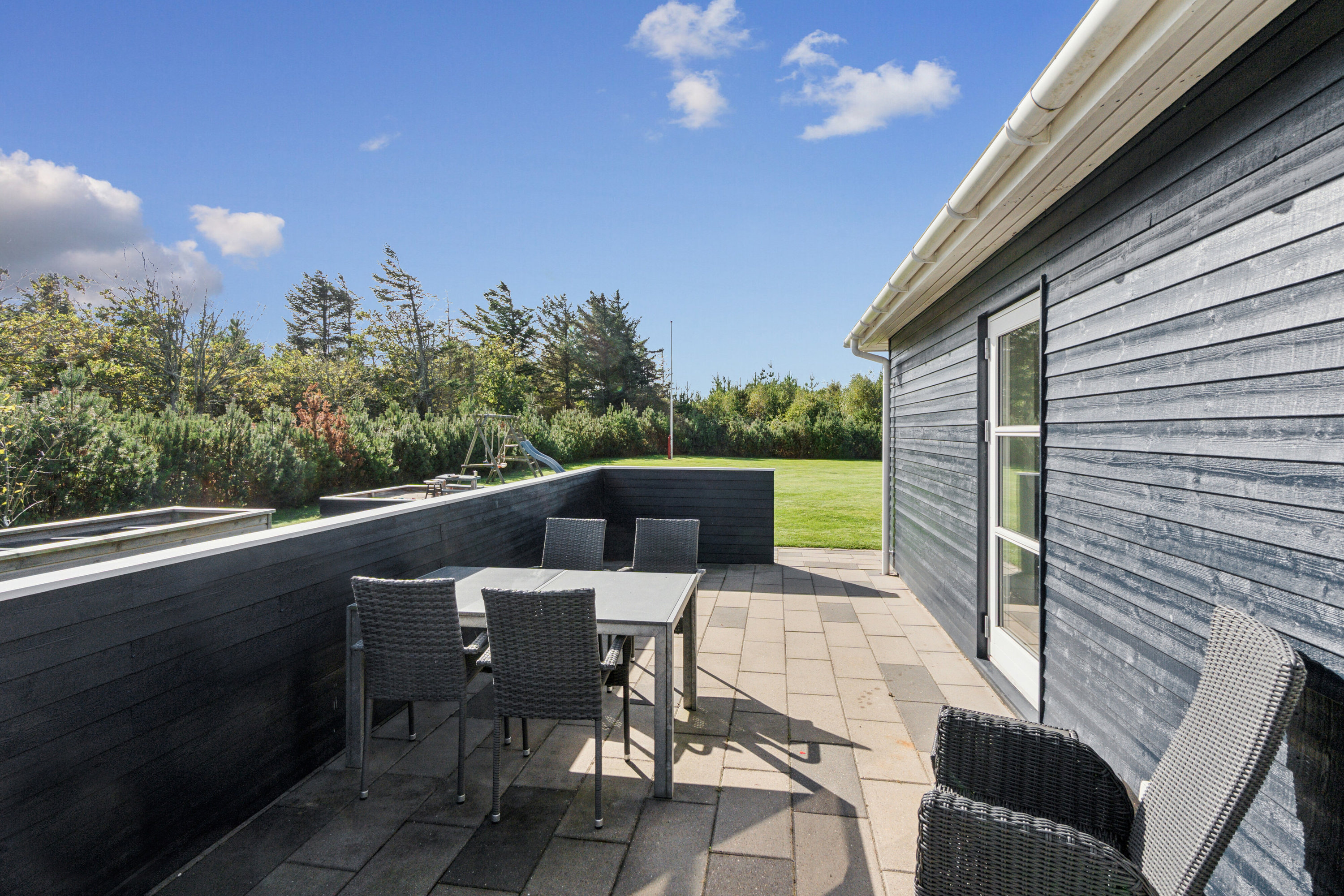 Fremhævet terrasse billede i fuldskærmstilstand. Billede af Kræn Tækkers Vej 9, Klitmøller, 7700 Thisted