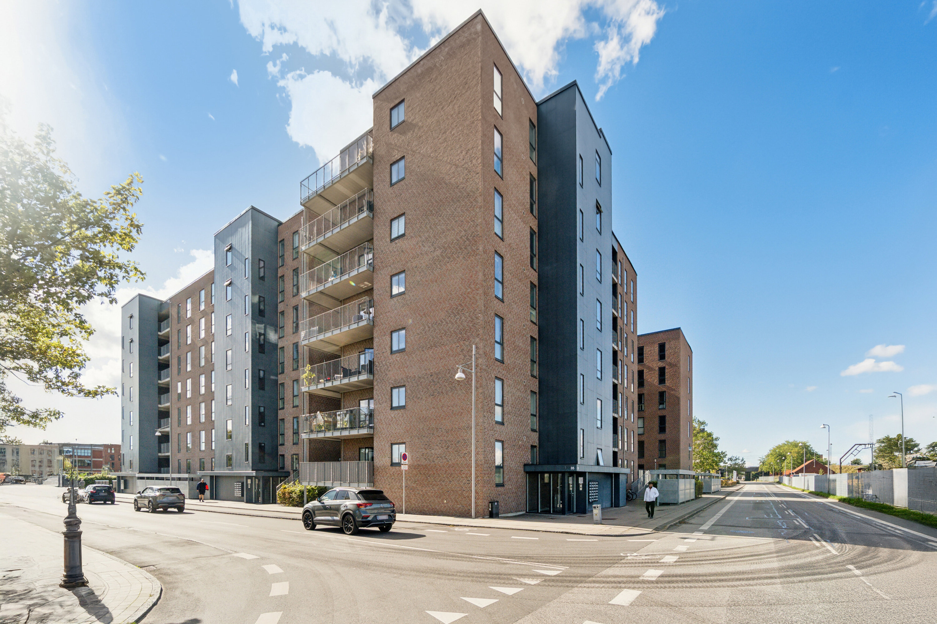 Fremhævet set fra vejen billede i fuldskærmstilstand. Billede af Stationsparken 35, 5. 1., 2600 Glostrup