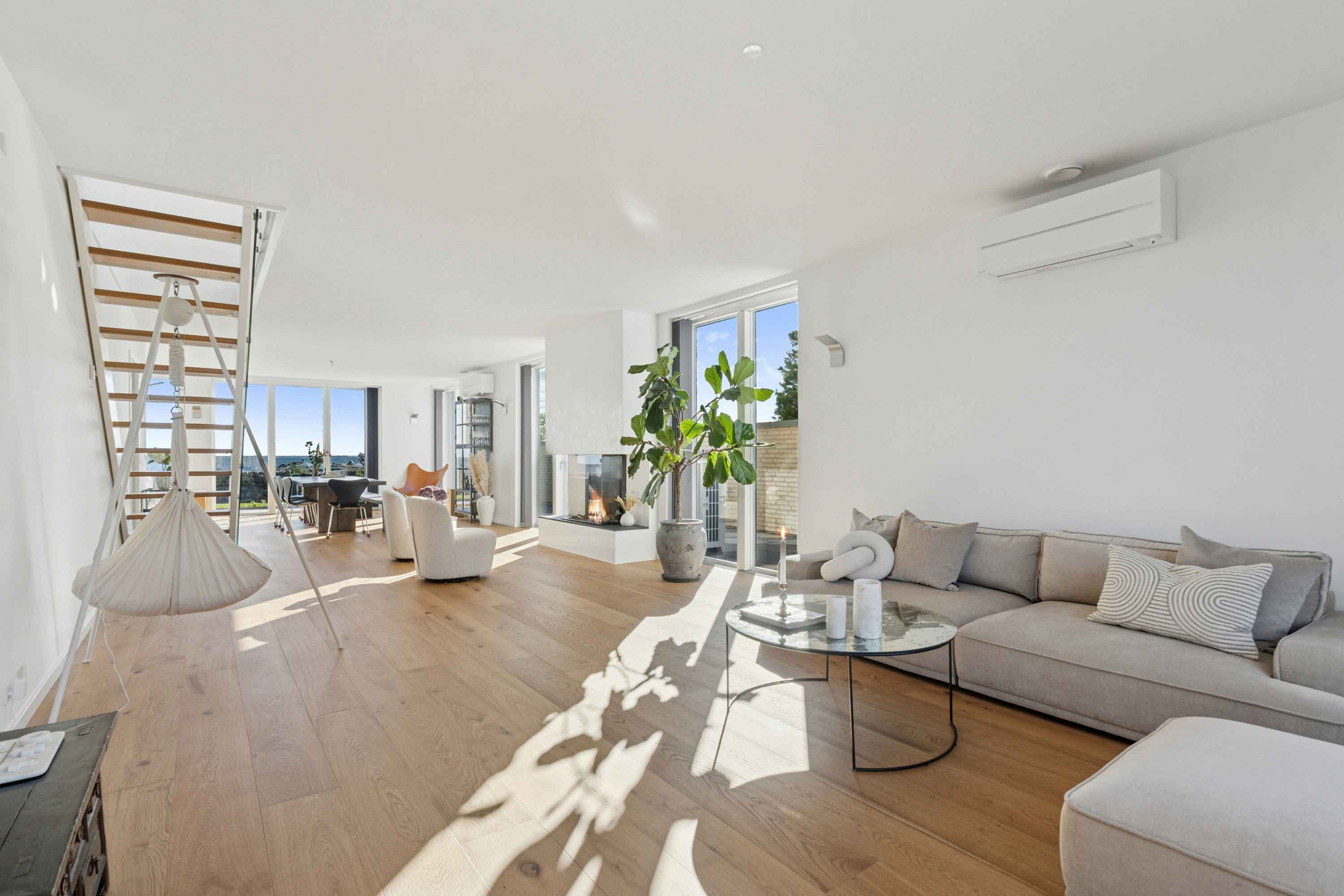 Fremhævet stue billede i fuldskærmstilstand. Billede af Øresunds Alle 33, 2791 Dragør