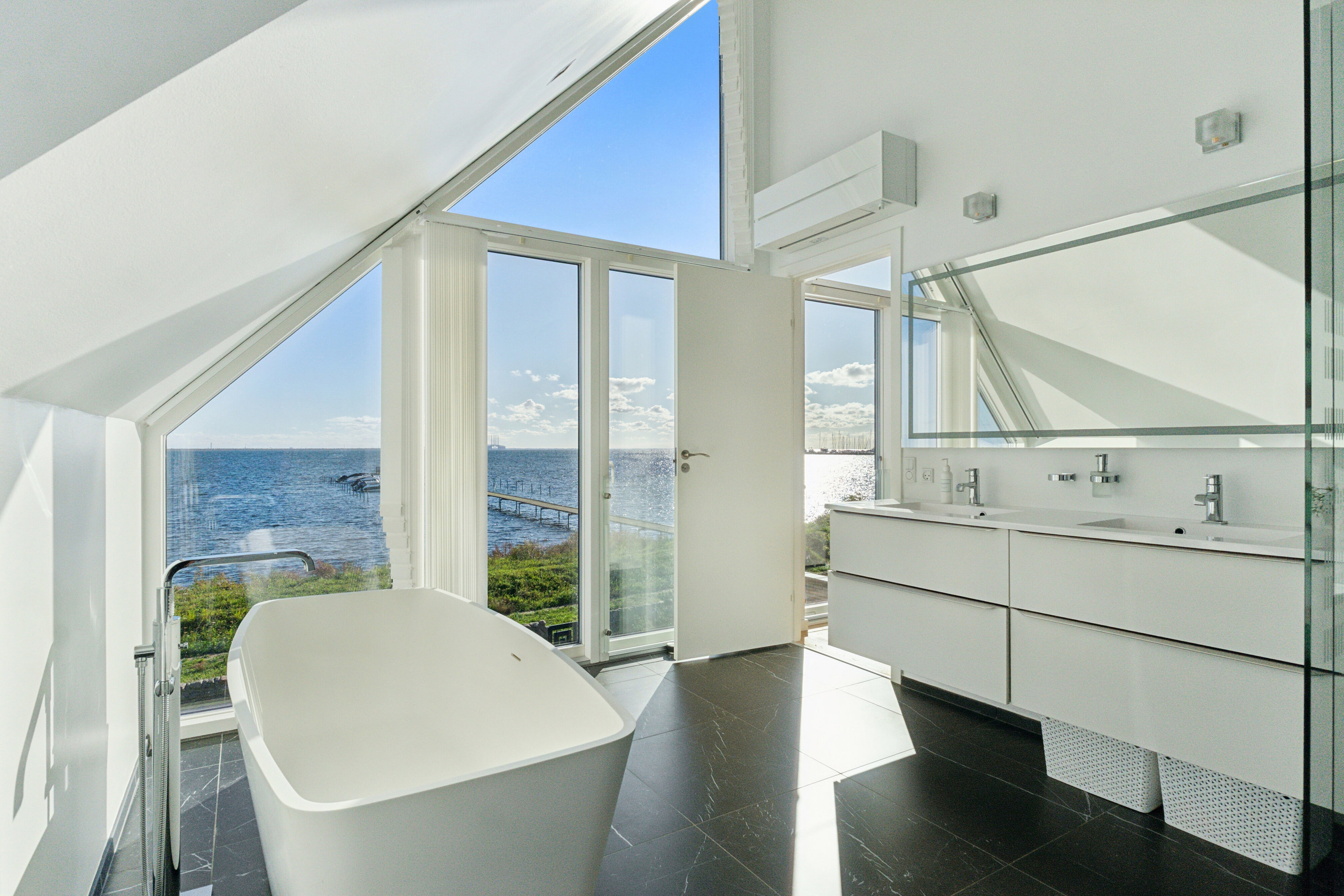 Miniaturebillede 1: badeværelse. Billede af Øresunds Alle 33, 2791 Dragør