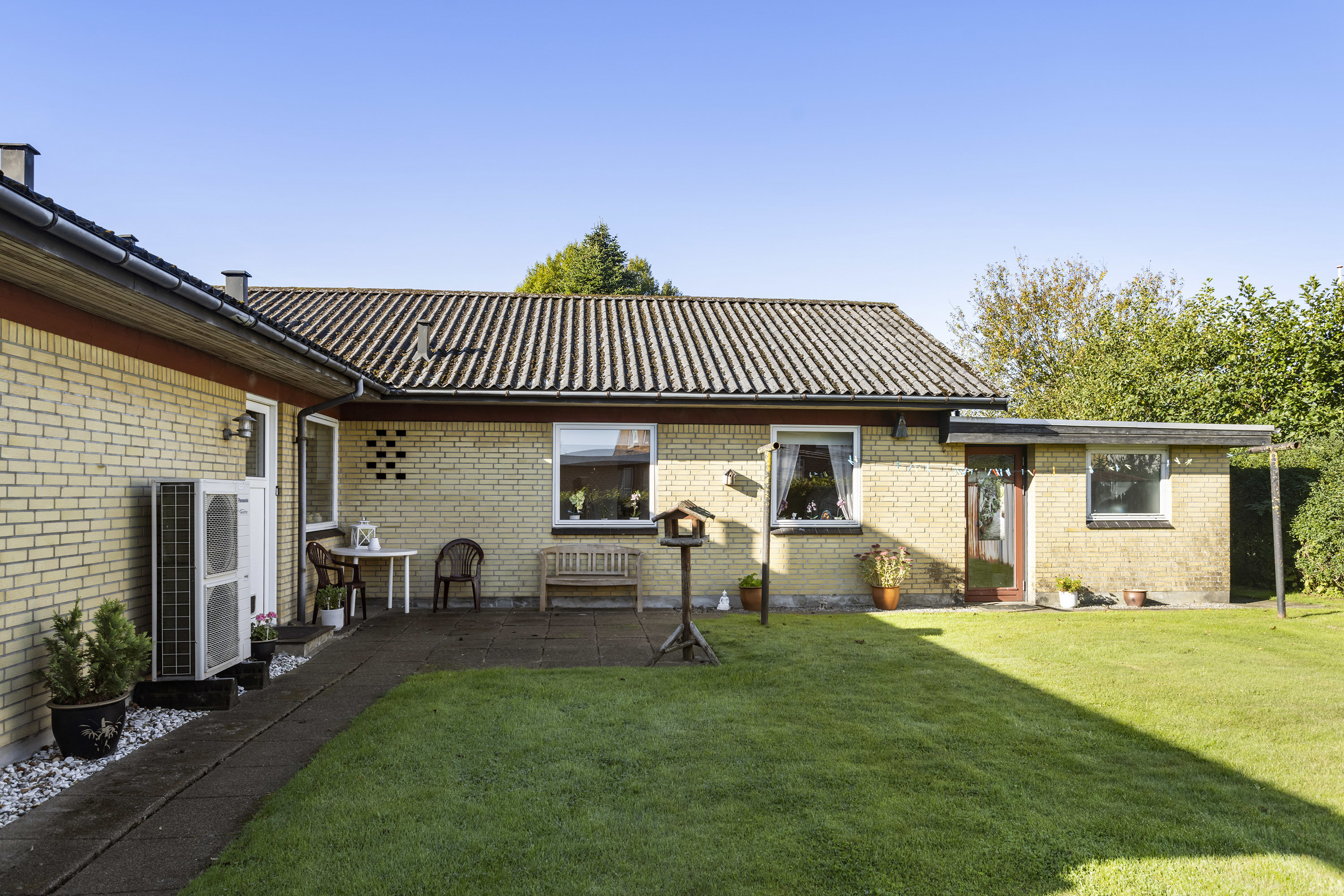 Fremhævet facade billede i fuldskærmstilstand. Billede af Æblevangen 2, Præstbro, 9330 Dronninglund