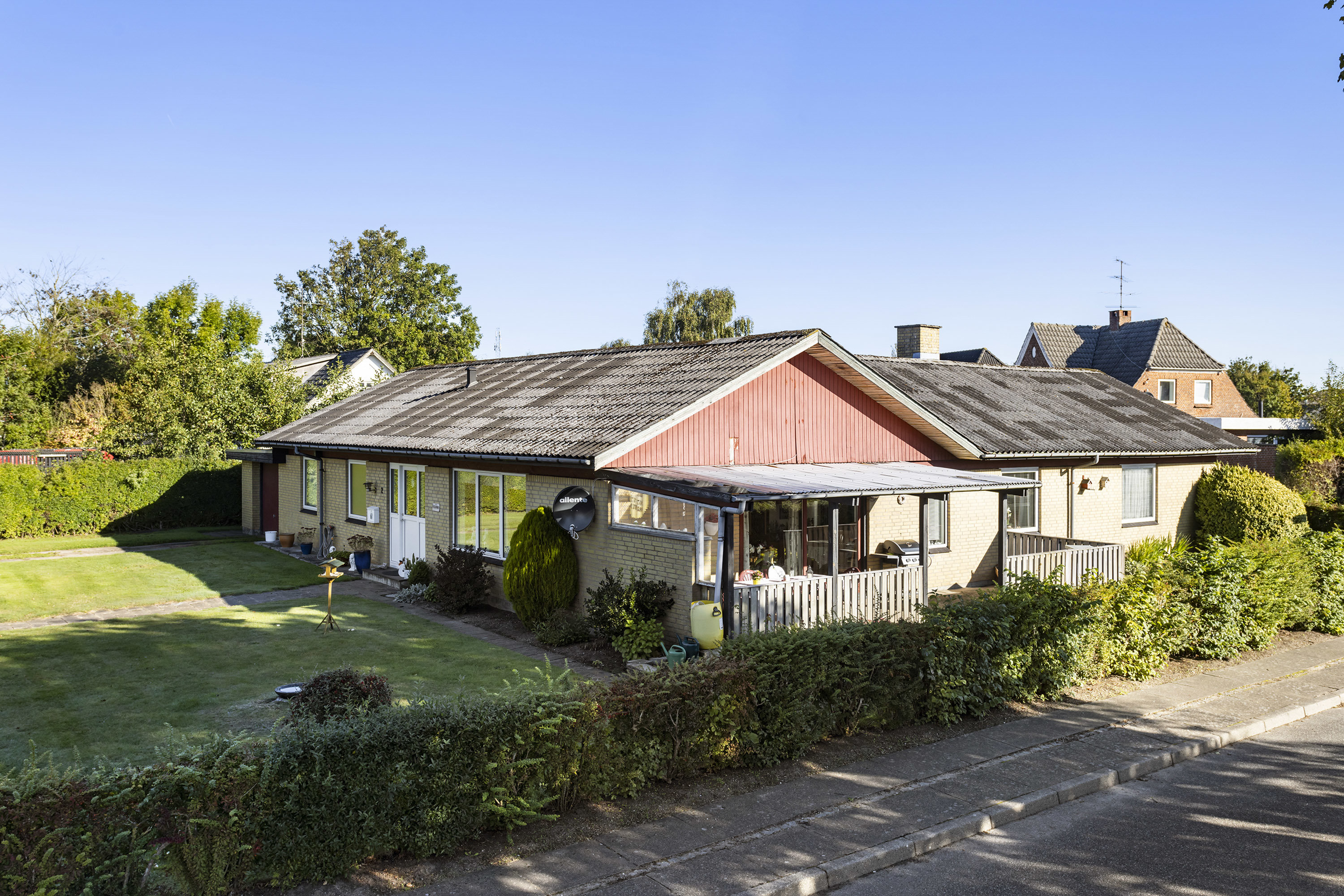 Fremhævet facade billede i fuldskærmstilstand. Billede af Æblevangen 2, Præstbro, 9330 Dronninglund