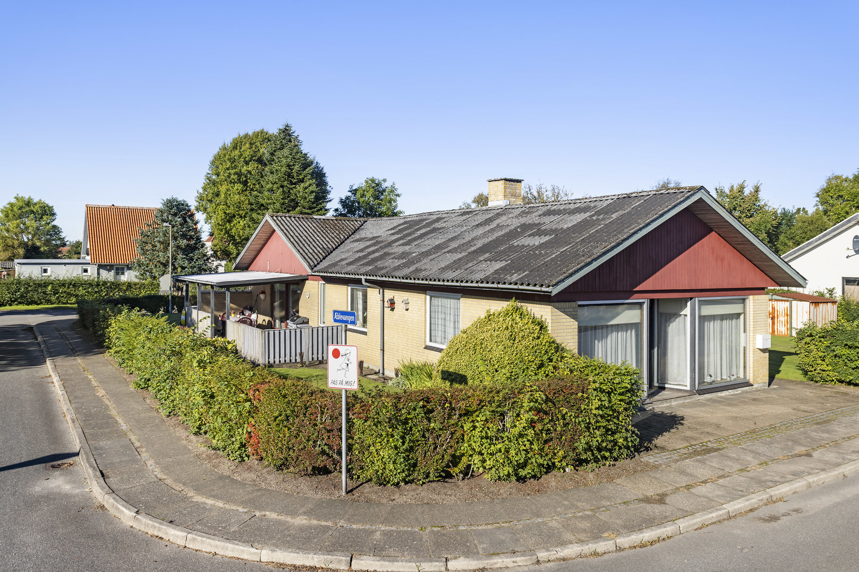Fremhævet facade billede i fuldskærmstilstand. Billede af Æblevangen 2, Præstbro, 9330 Dronninglund