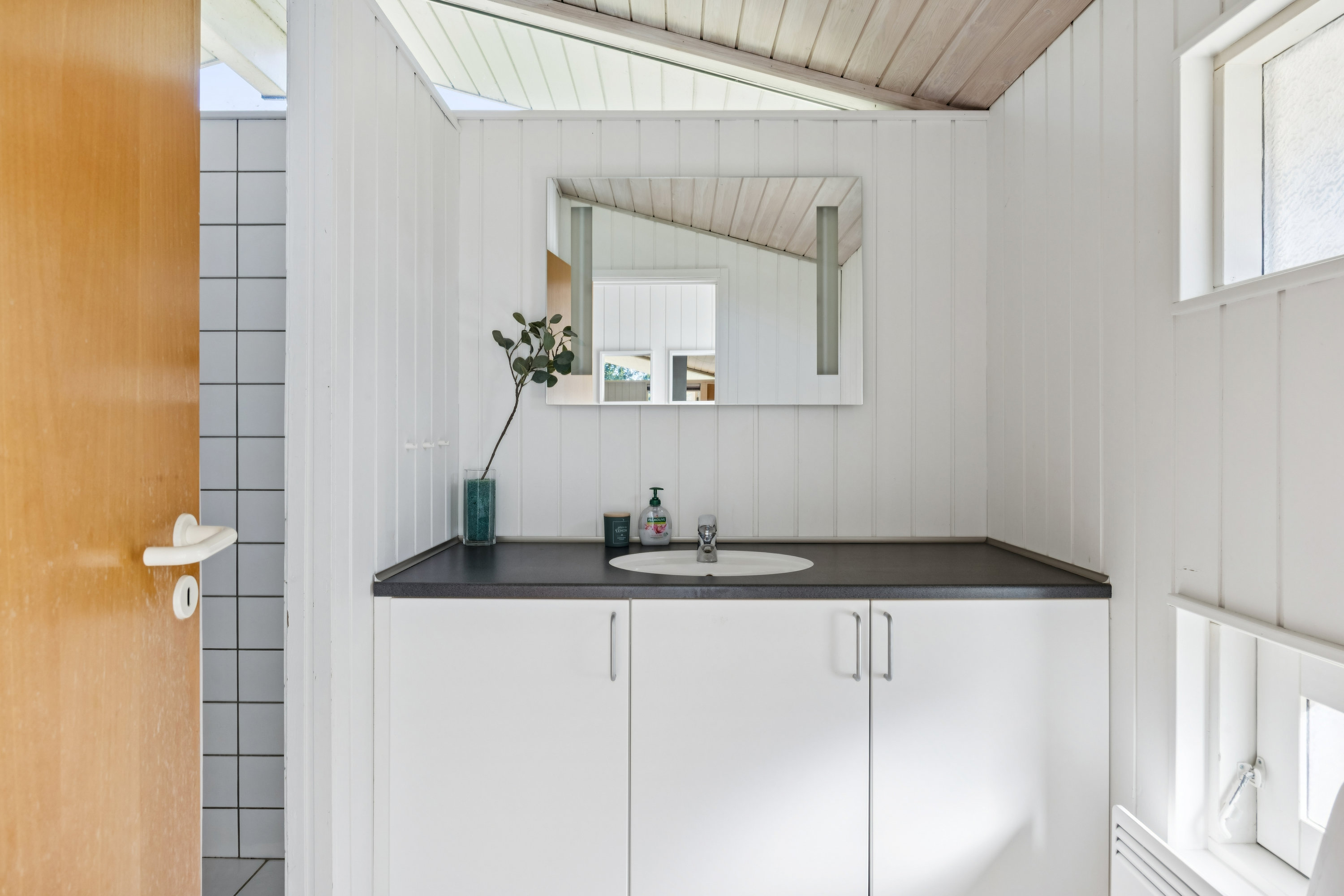 Fremhævet badeværelse billede i fuldskærmstilstand. Billede af Dittevej 2, Gjerrild, 8500 Grenaa