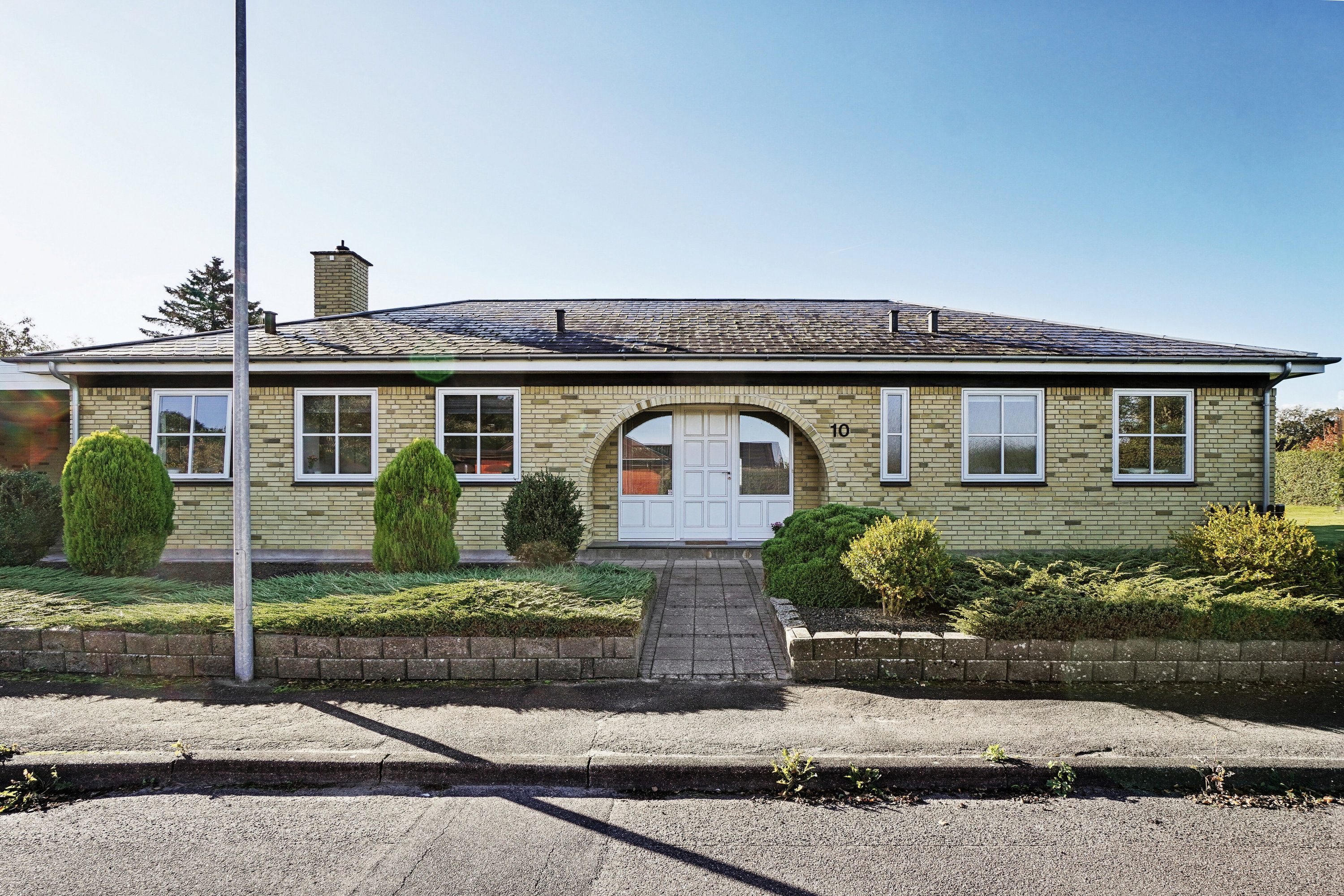 Miniaturebillede 1: set fra vejen. Billede af Provstehøjen 10, 4300 Holbæk