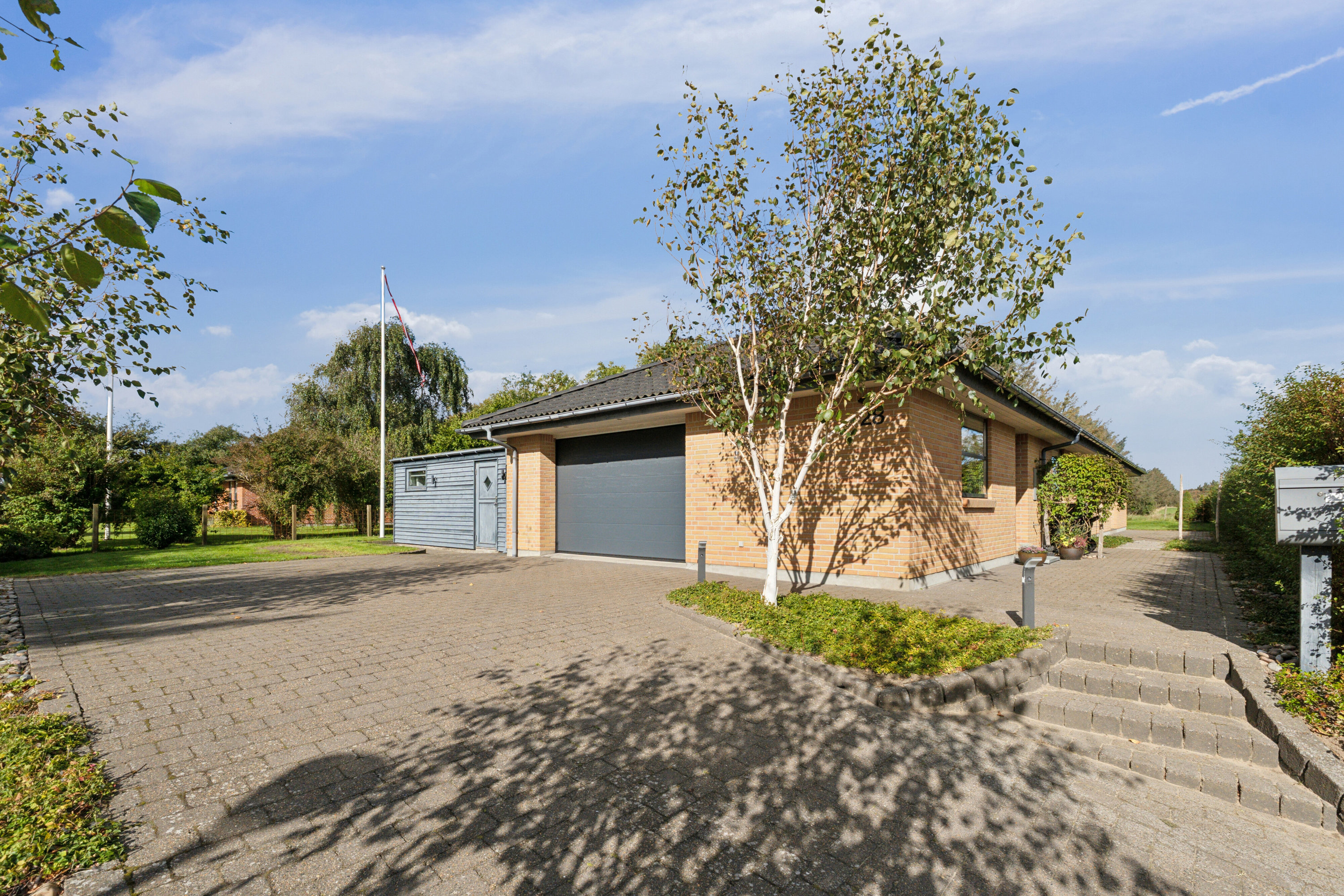 Fremhævet set fra vejen billede i fuldskærmstilstand. Billede af Bjergfyrvej 28, Tornby, 9850 Hirtshals