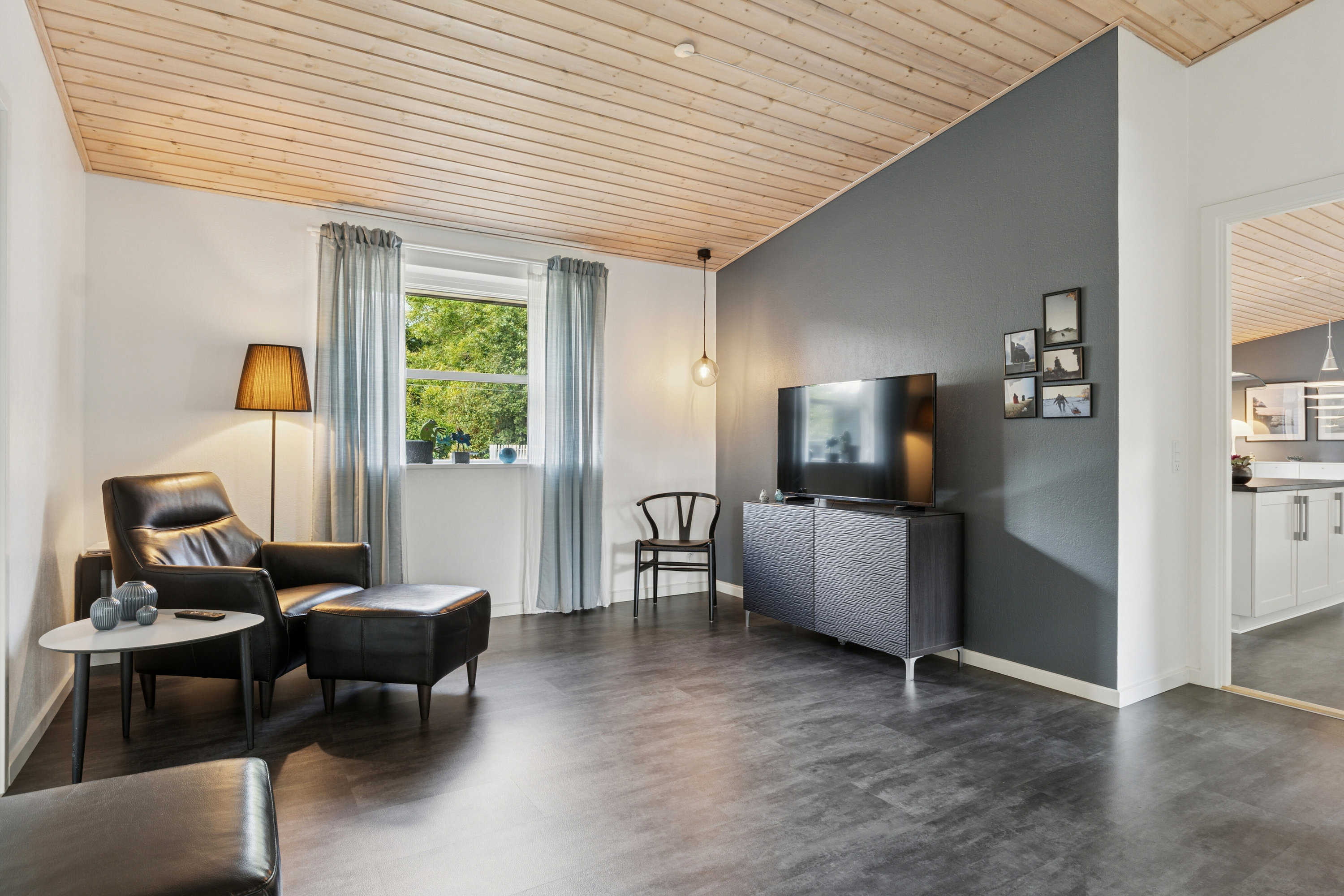 Fremhævet stue billede i fuldskærmstilstand. Billede af Bjergfyrvej 28, Tornby, 9850 Hirtshals