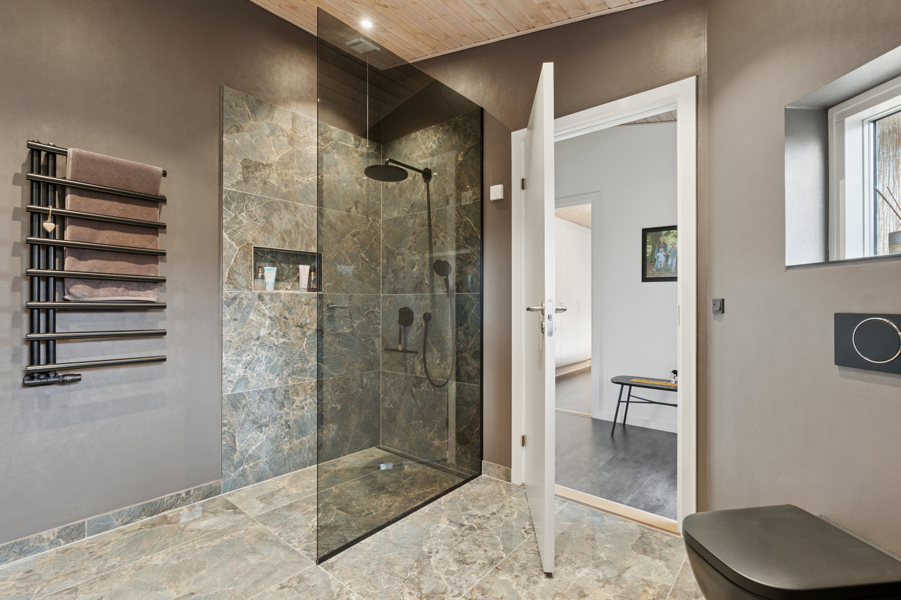 Fremhævet badeværelse billede i fuldskærmstilstand. Billede af Bjergfyrvej 28, Tornby, 9850 Hirtshals