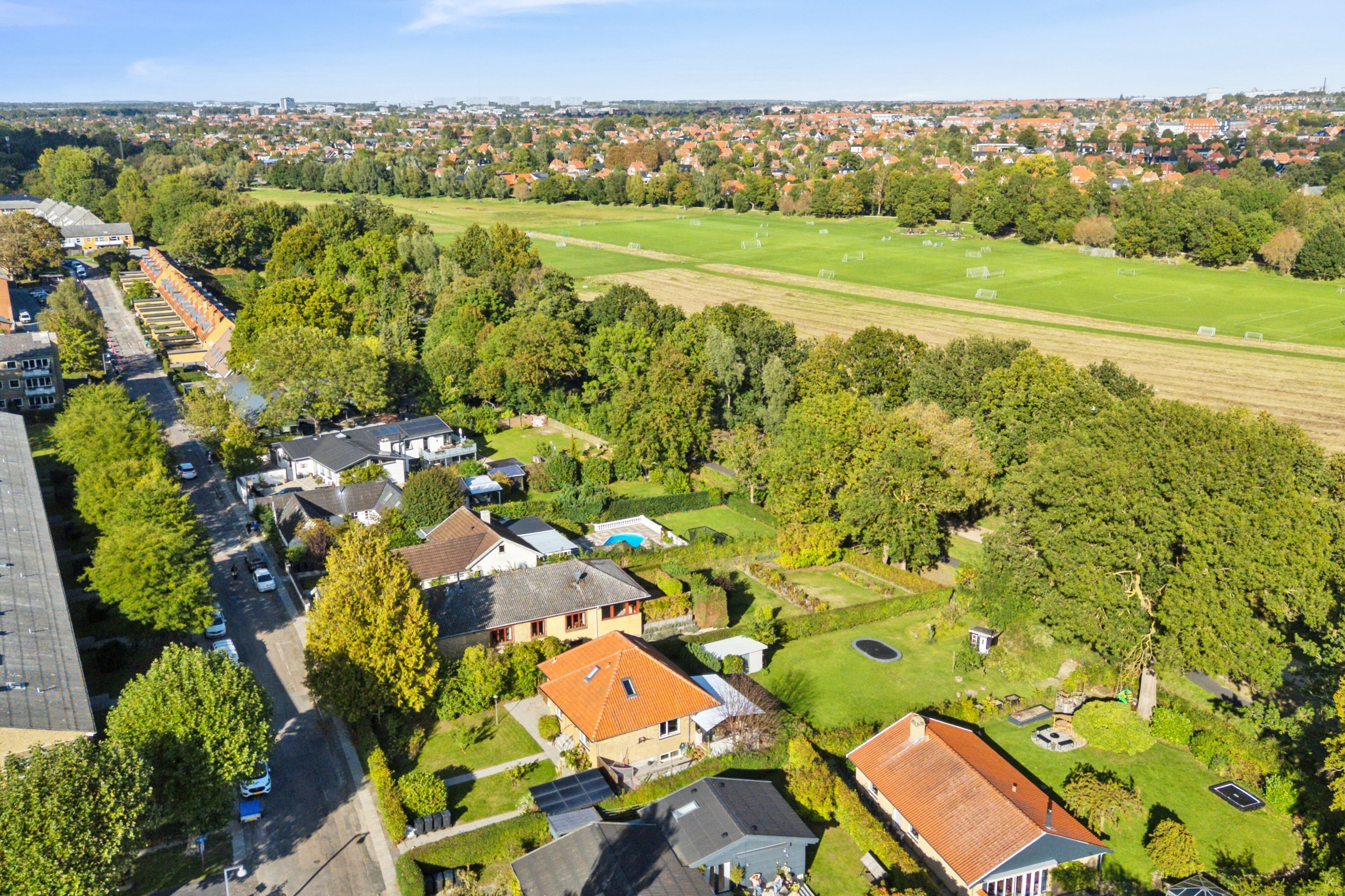 Fremhævet luftfoto billede i fuldskærmstilstand. Billede af Voldumvej 14, 2610 Rødovre