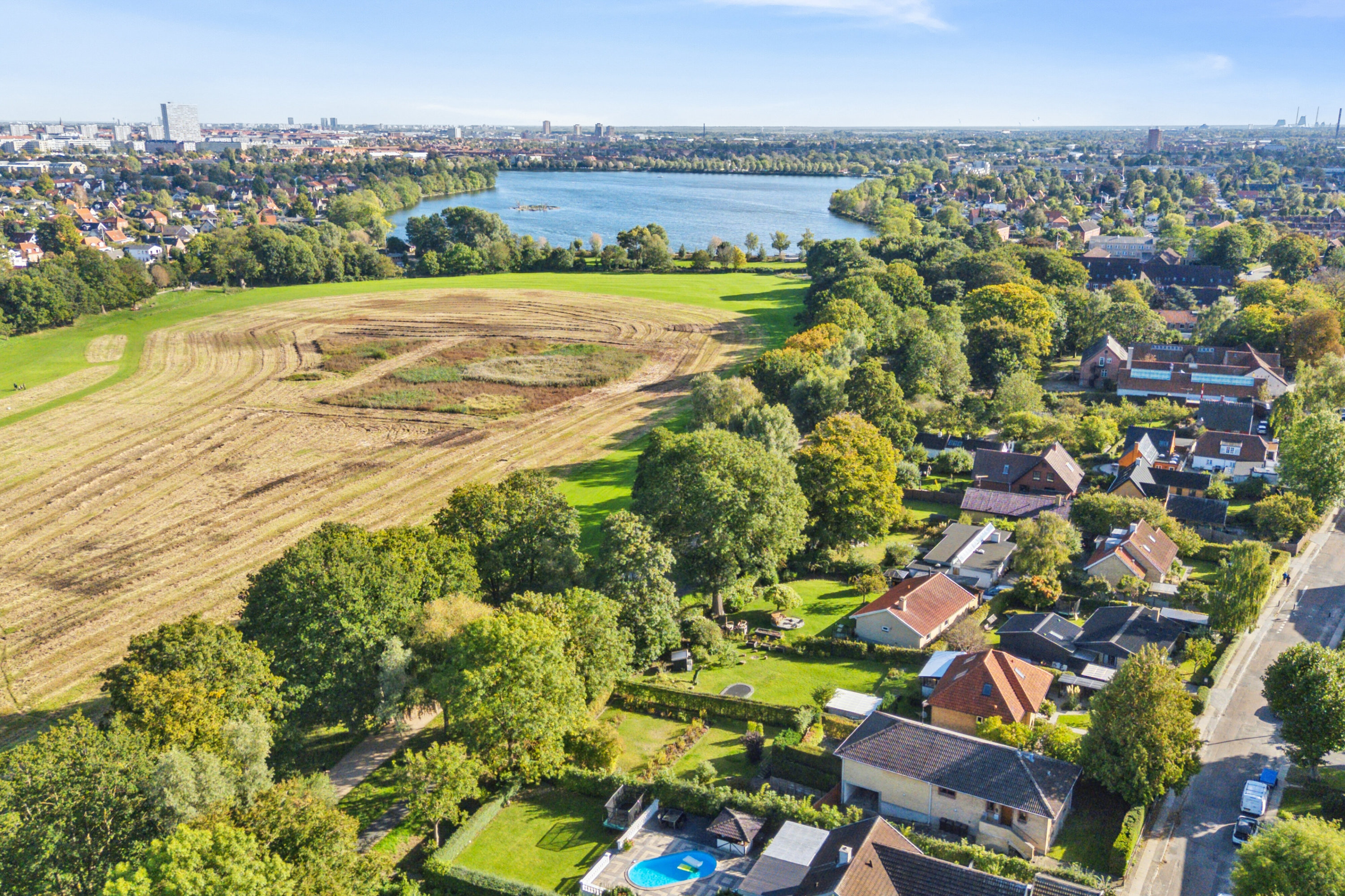 Fremhævet luftfoto billede i fuldskærmstilstand. Billede af Voldumvej 14, 2610 Rødovre