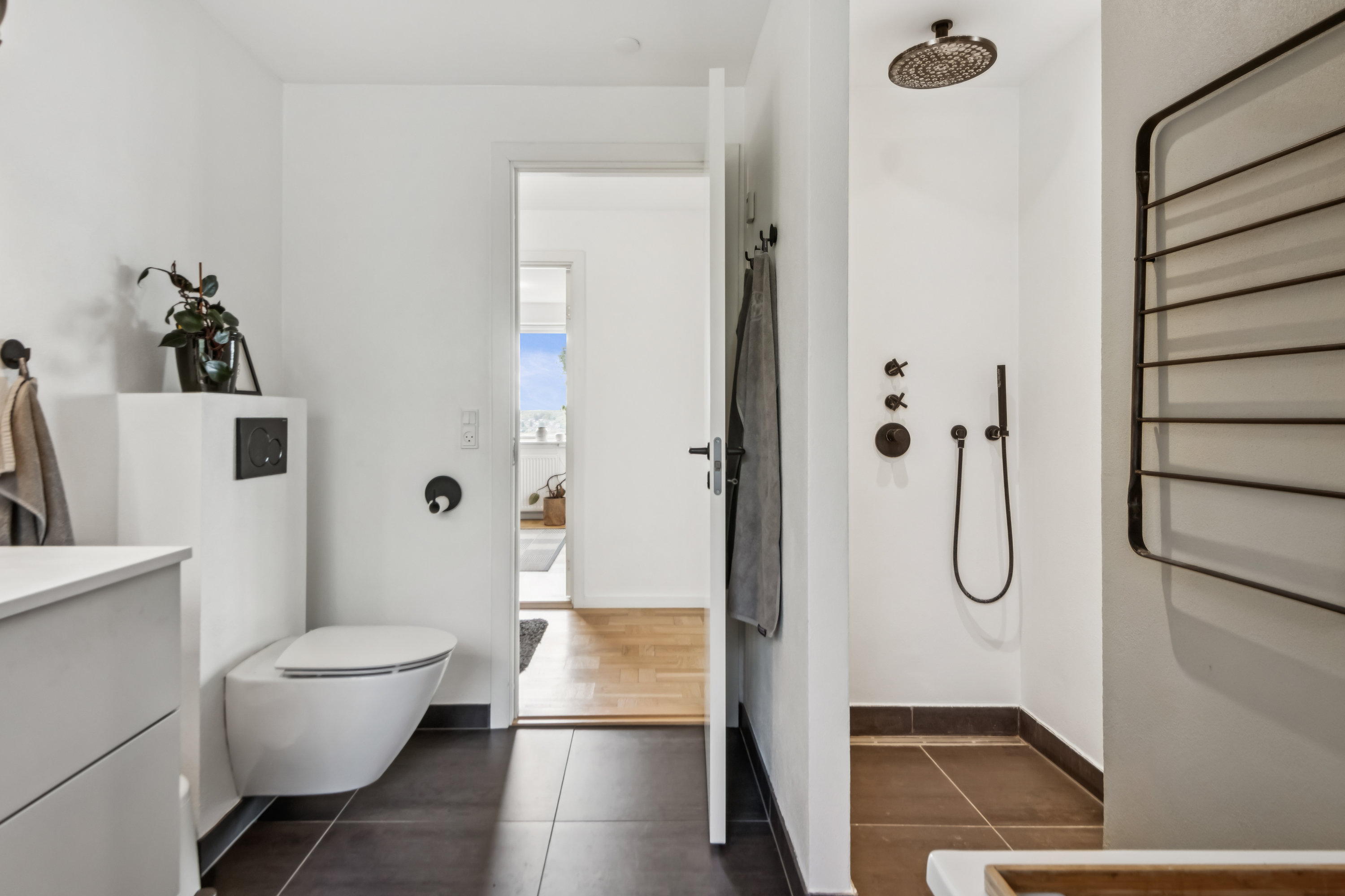 Fremhævet badeværelse billede i fuldskærmstilstand. Billede af Landlystvej 39, Gug, 9210 Aalborg SØ