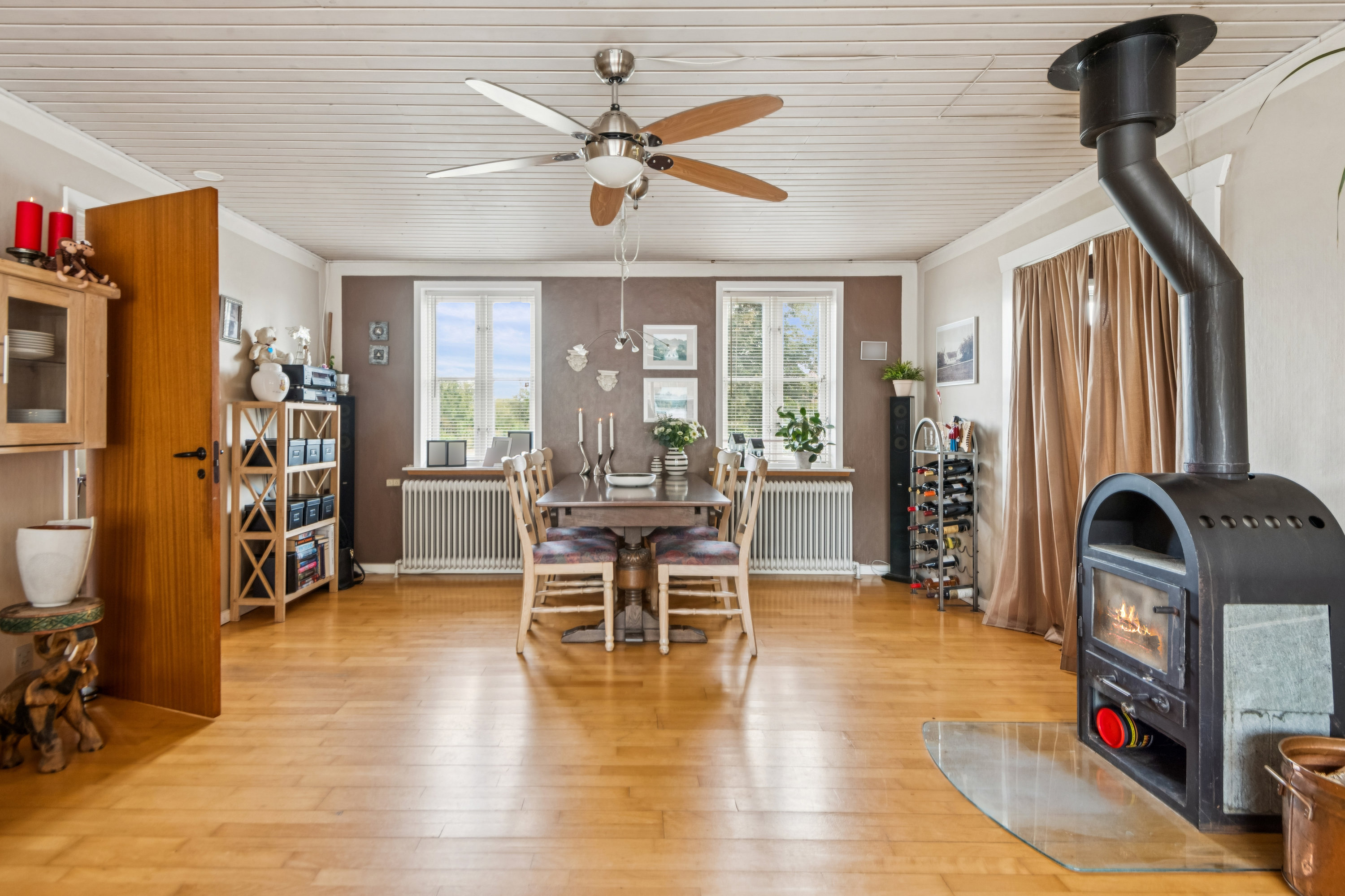 Fremhævet stue billede i fuldskærmstilstand. Billede af Mjels Brovej 70, 9230 Svenstrup J