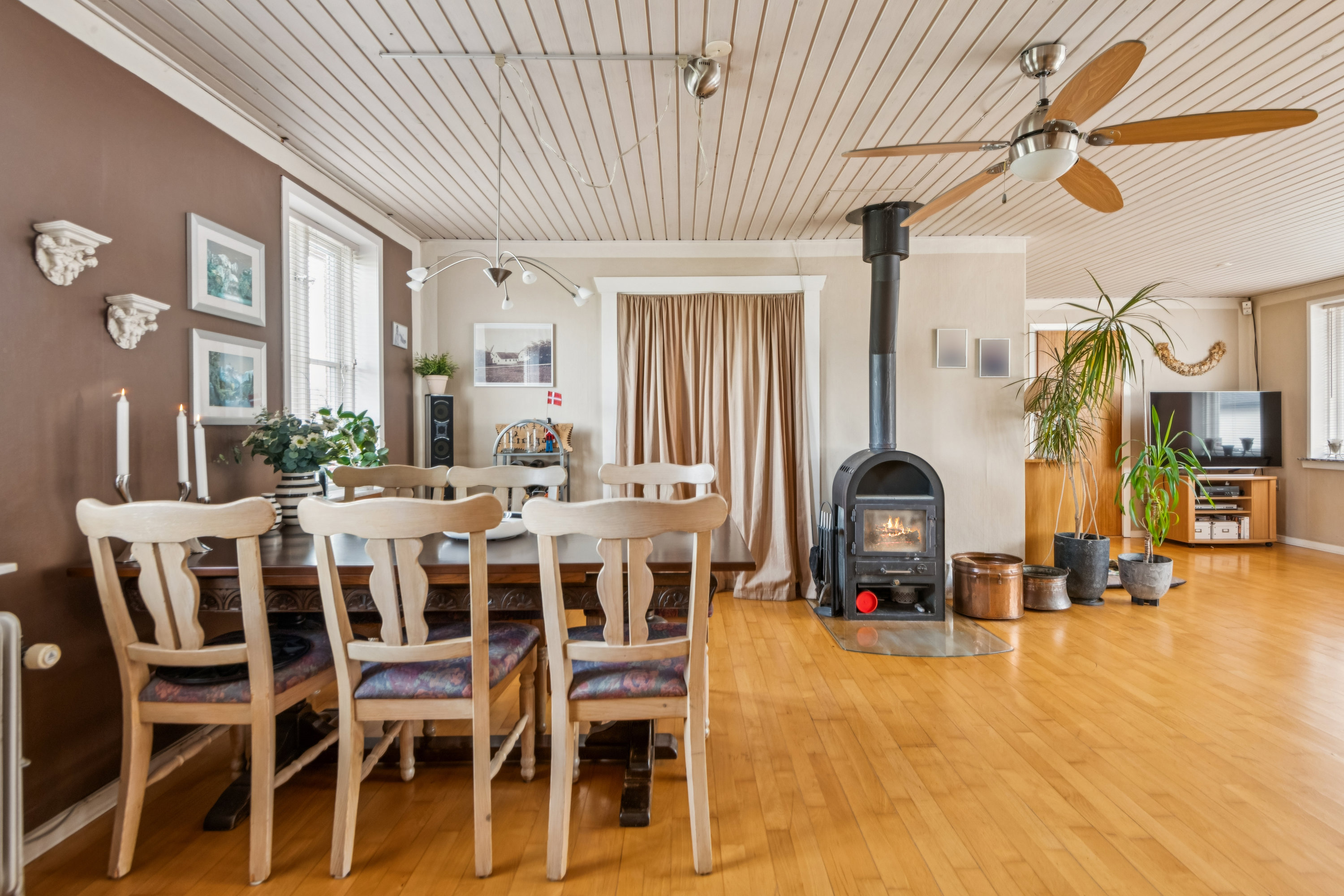 Fremhævet stue billede i fuldskærmstilstand. Billede af Mjels Brovej 70, 9230 Svenstrup J