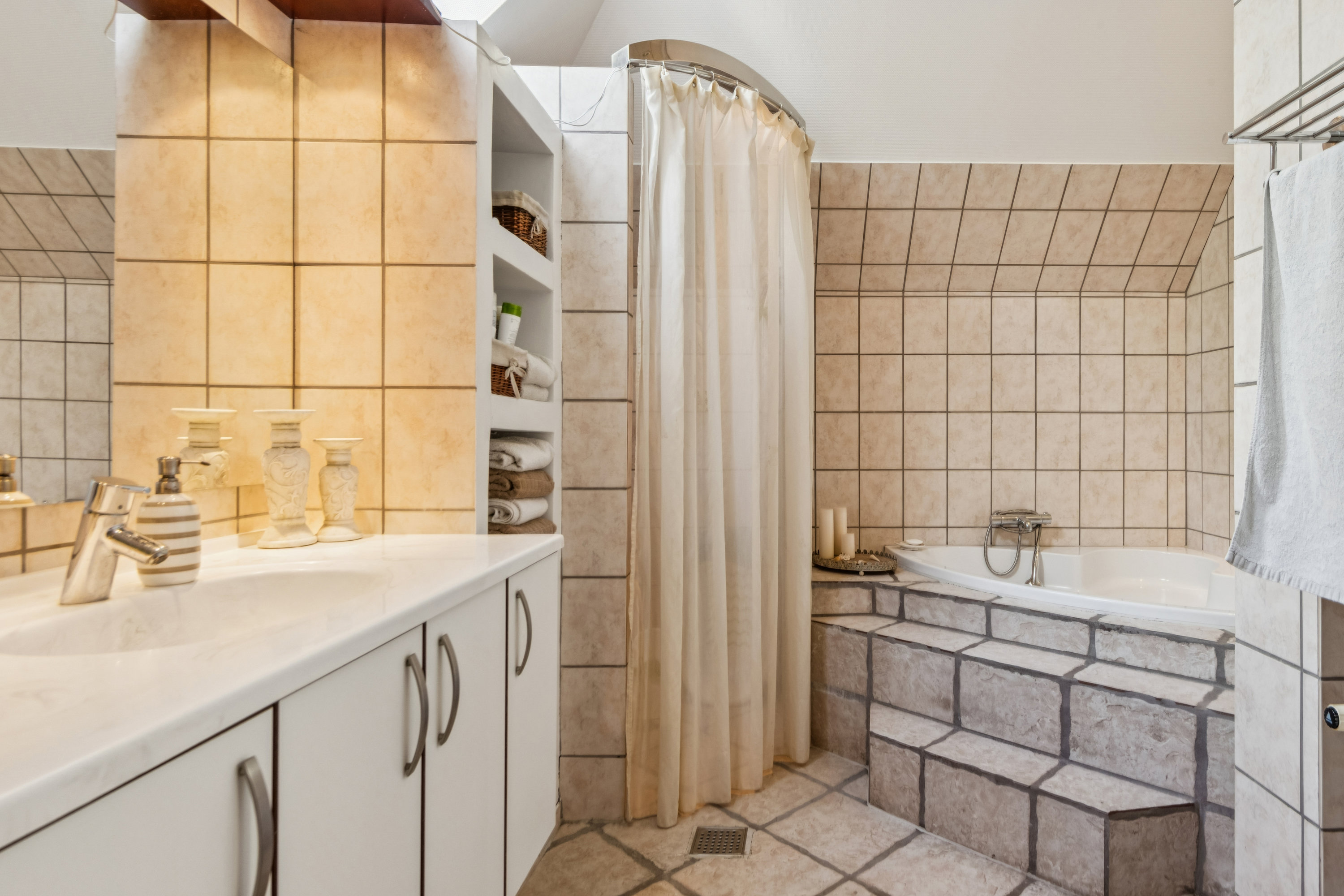 Fremhævet bad billede i fuldskærmstilstand. Billede af Mjels Brovej 70, 9230 Svenstrup J