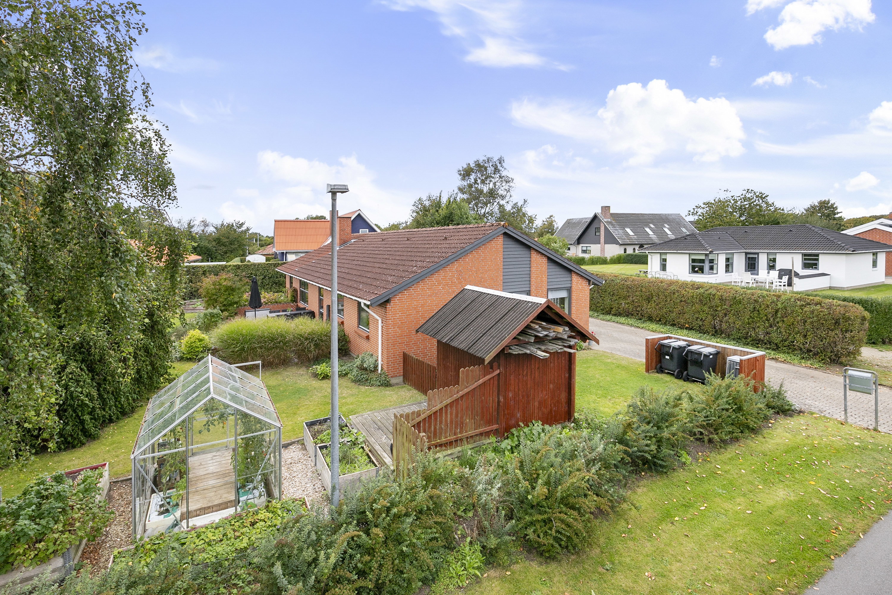 Fremhævet facade billede i fuldskærmstilstand. Billede af Storebæltsvej 12, 9700 Brønderslev