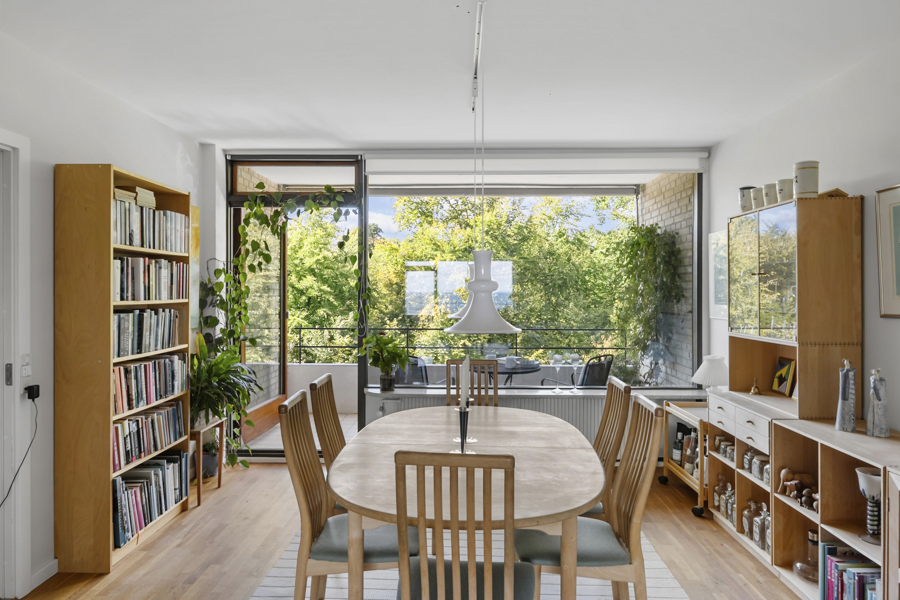 Fremhævet spisestue billede i fuldskærmstilstand. Billede af Skodsborgparken 56, 3. tv., 2942 Skodsborg