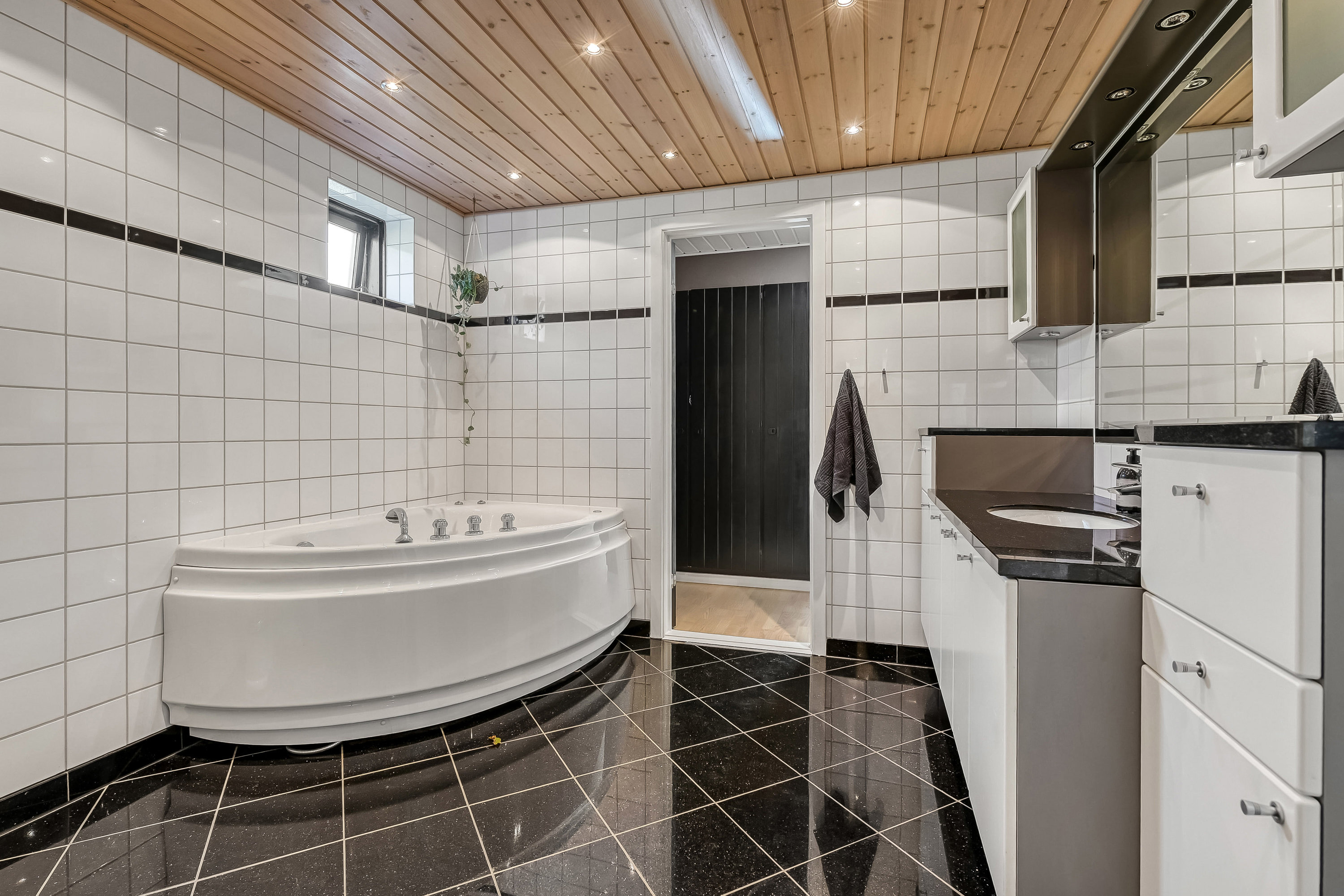 Fremhævet badeværelse billede i fuldskærmstilstand. Billede af Gl Bremdalvej 2, 7600 Struer