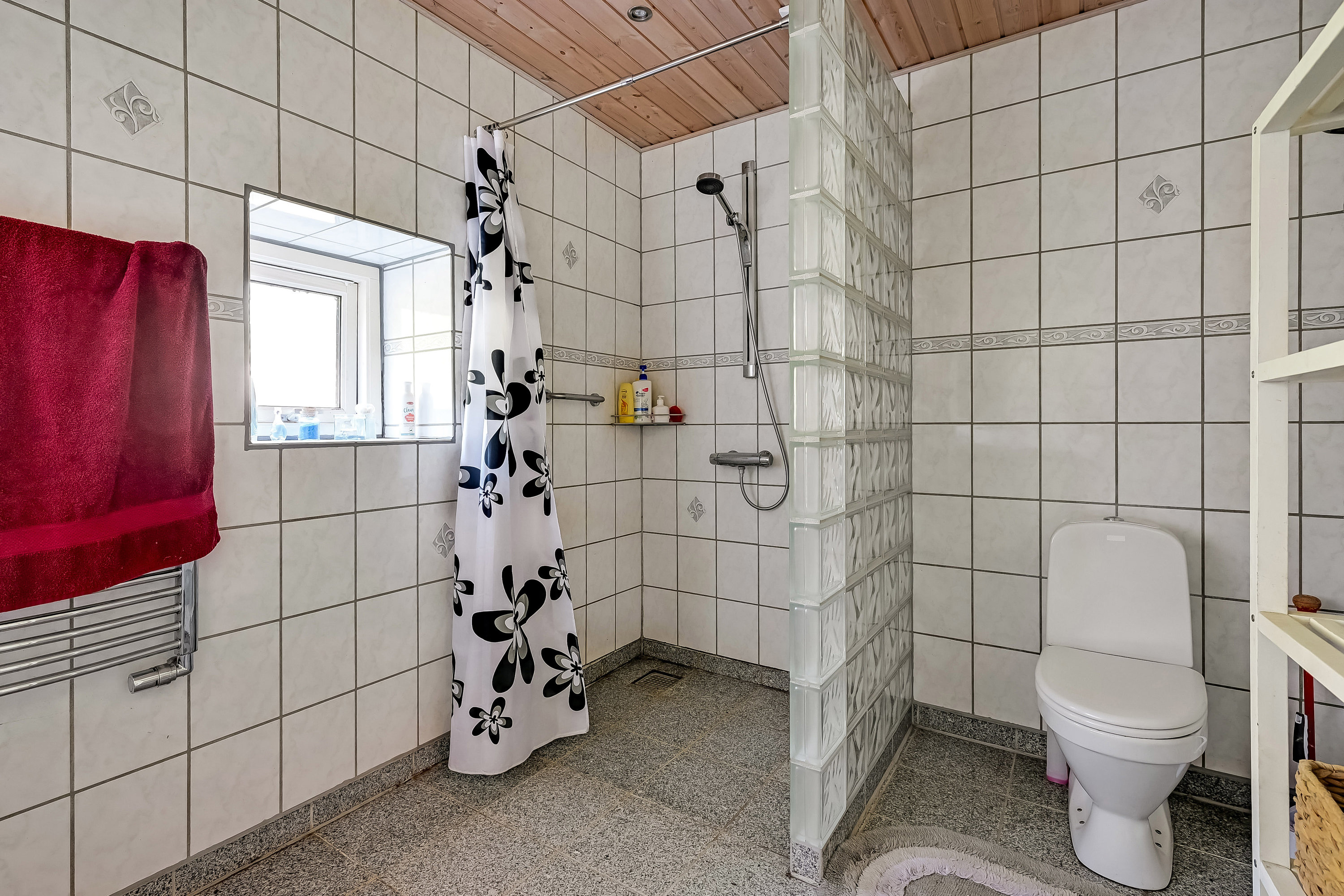 Fremhævet badeværelse billede i fuldskærmstilstand. Billede af Bækbyvej 7, Skalstrup, 7570 Vemb