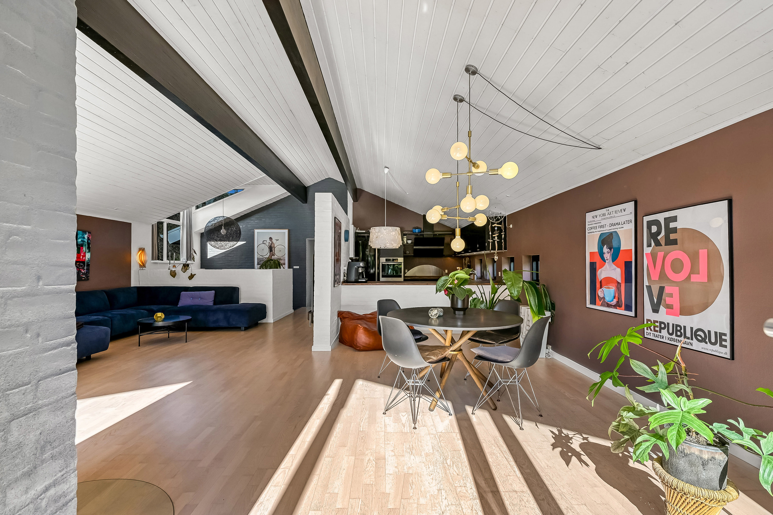 Fremhævet stue billede i fuldskærmstilstand. Billede af Gl Bremdalvej 2, 7600 Struer